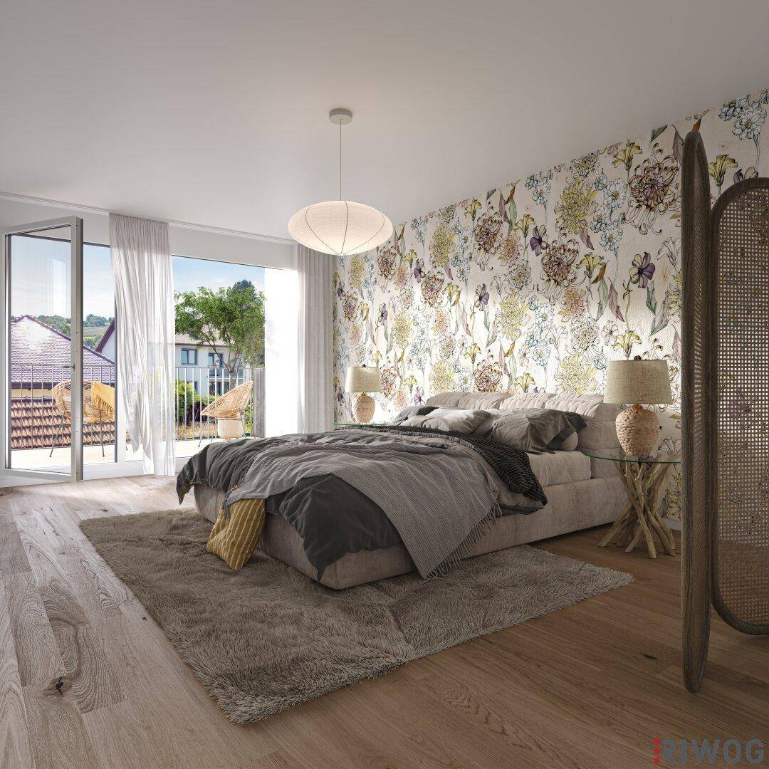 Helles Schlafzimmer mit floraler Tapete, Holzboden und Zugang zu einem kleinen Balkon.
