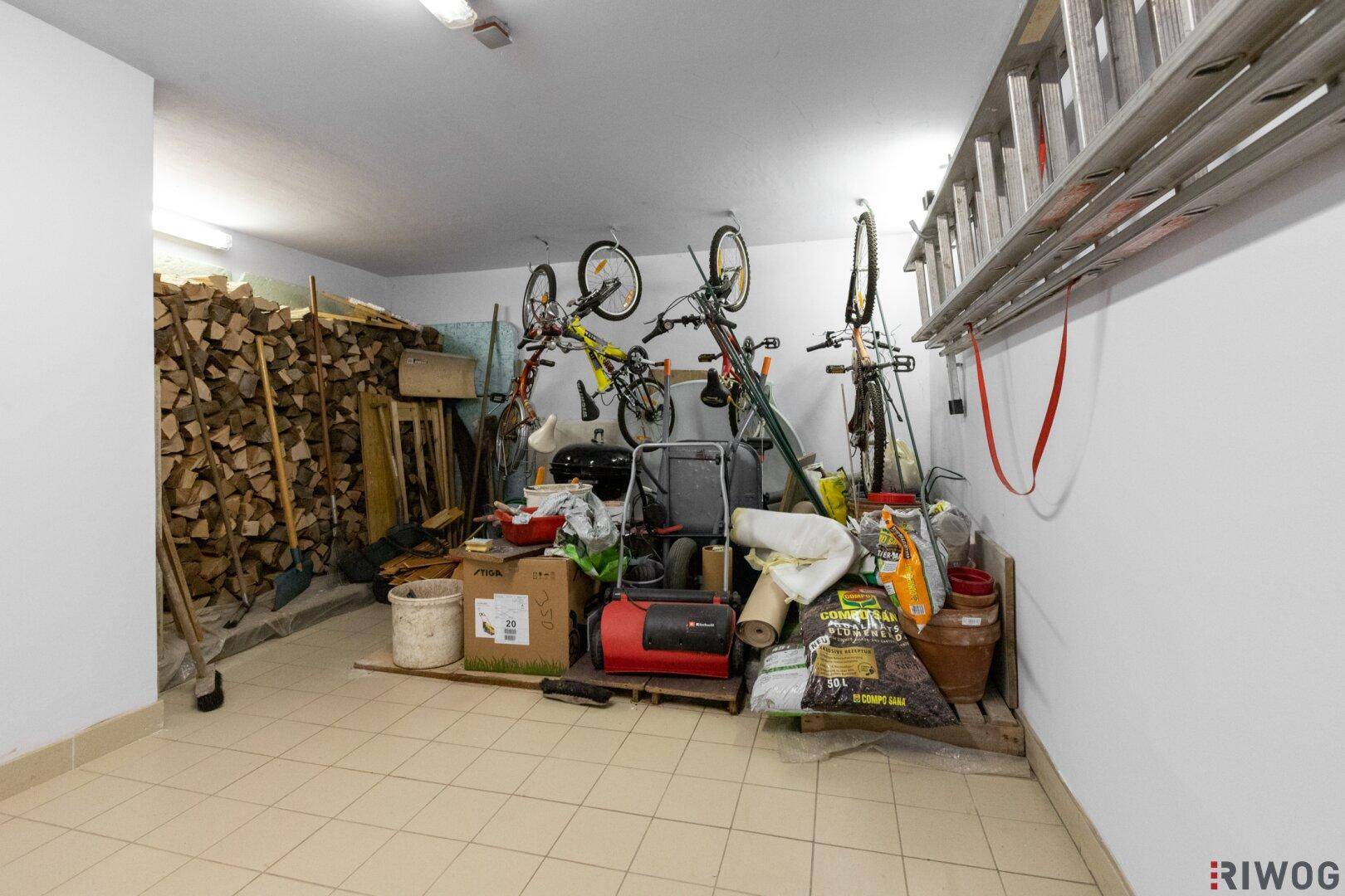 Garage mit Stauraum für Fahrräder, Holz und diverse Gegenstände.