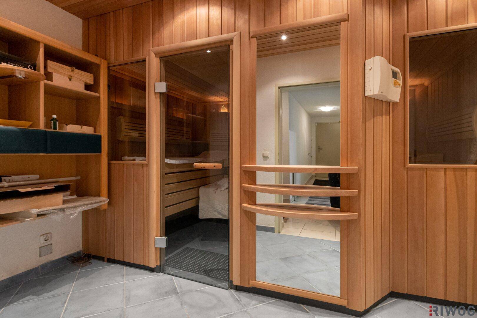 Private Sauna mit Holzausstattung und Glastüren für entspannende Momente.