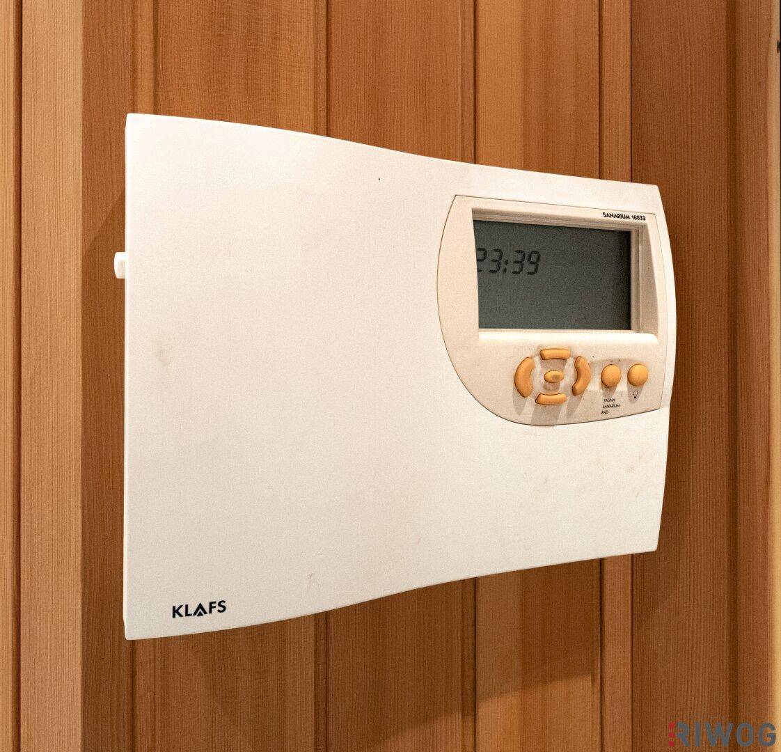 Steuerungspanel der Sauna zur Einstellung von Temperatur und Zeit.