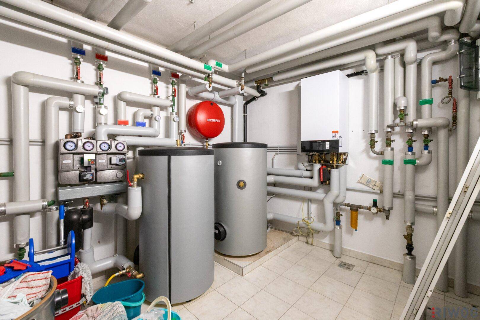 Heizungsraum mit modernen Heizkesseln und komplexer Rohrinstallation.