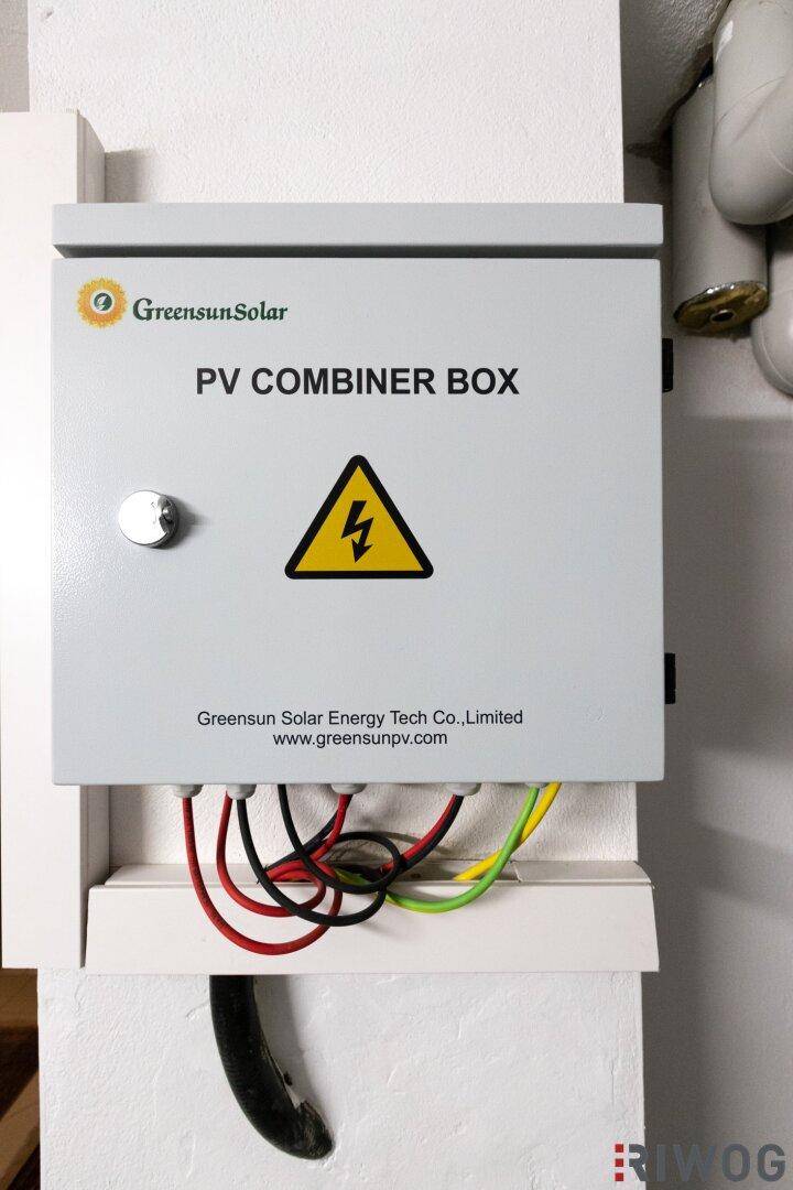 PV Combiner Box für die Photovoltaikanlage mit Warnhinweis.