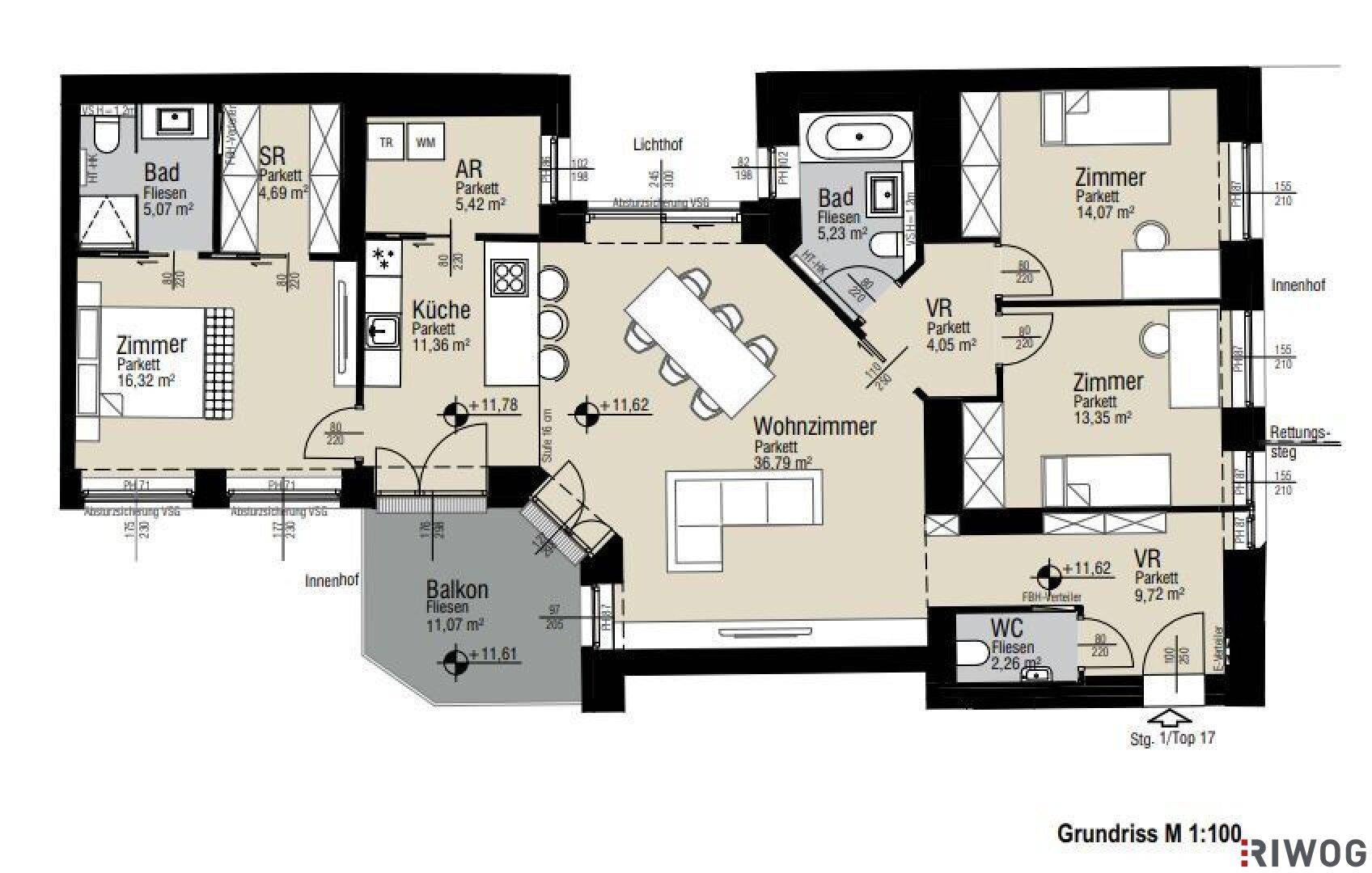 Grundriss einer geräumigen Wohnung mit drei Zimmern, Wohnzimmer, Küche und Balkon.