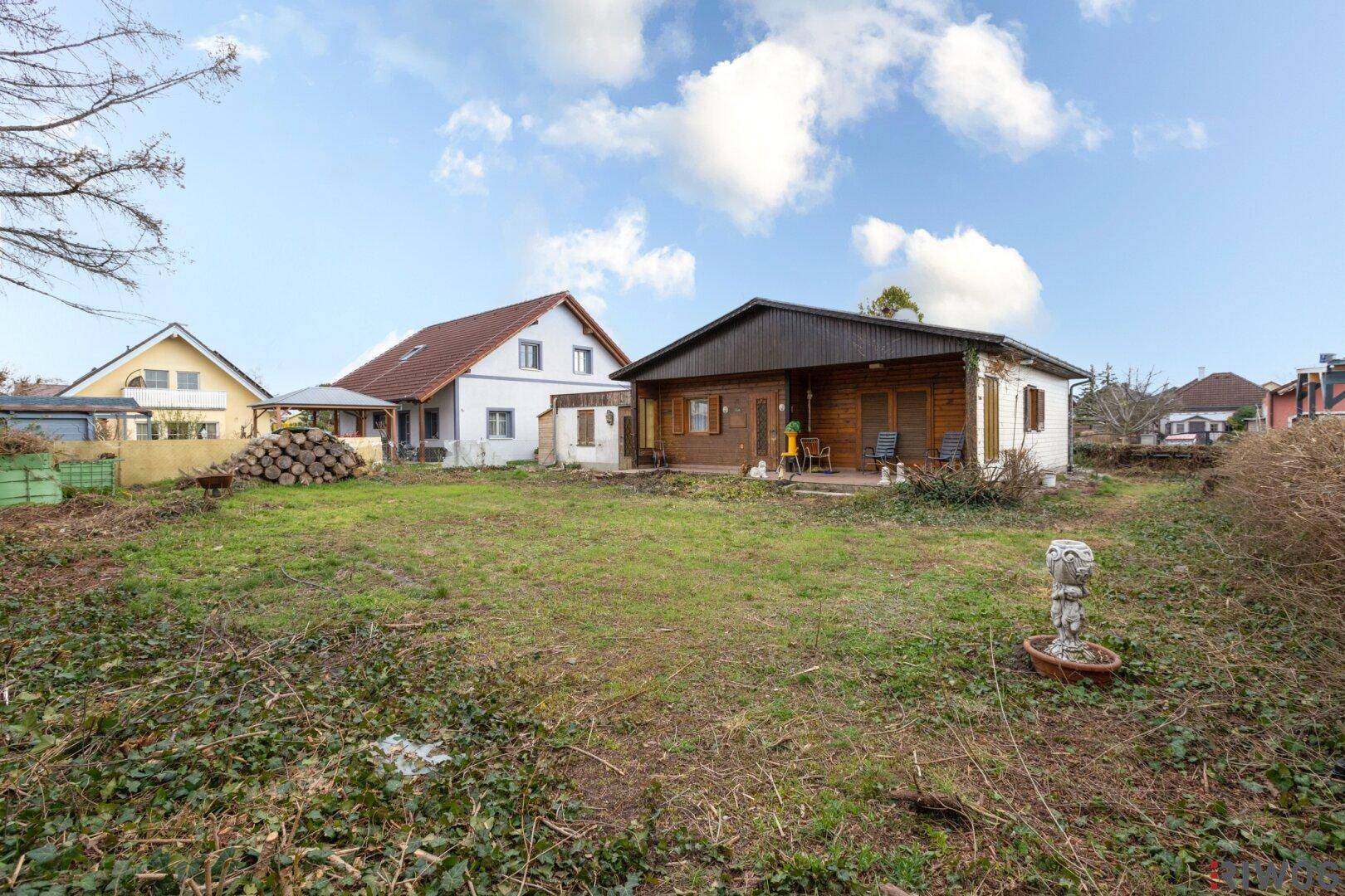 Großer Gartenbereich mit Rasen und dem Haus im Hintergrund, ideal für Freizeitaktivitäten.