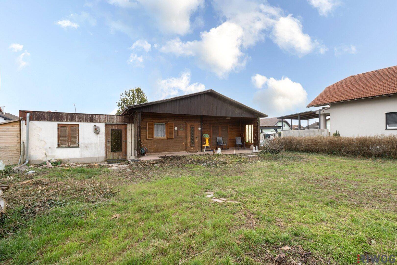 Weitläufiger Garten mit dem Haus im Hintergrund und viel Grünfläche zum Entspannen.