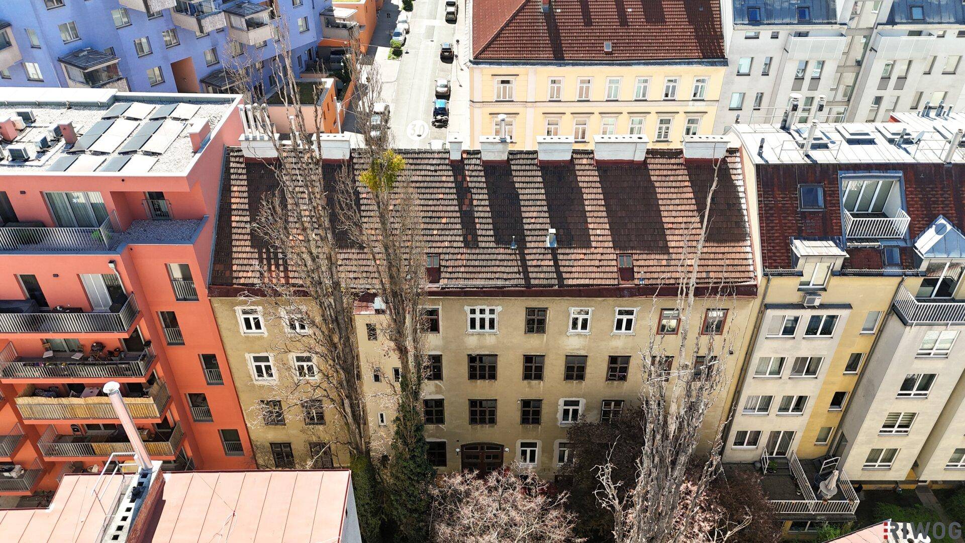 Panoramablick über die Dächer der Stadt mit vielfältiger Architektur und modernen Gebäuden.