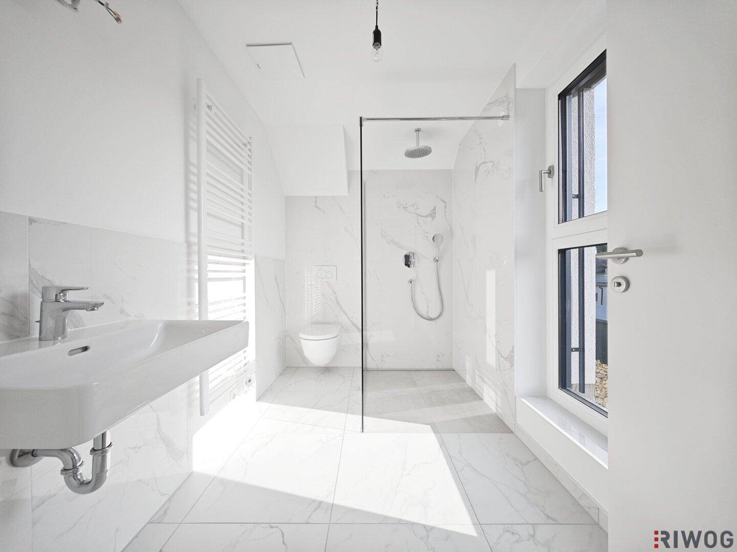 Modernes Duschbad mit begehbarer Dusche, Wand-WC und eleganten Marmorfliesen.