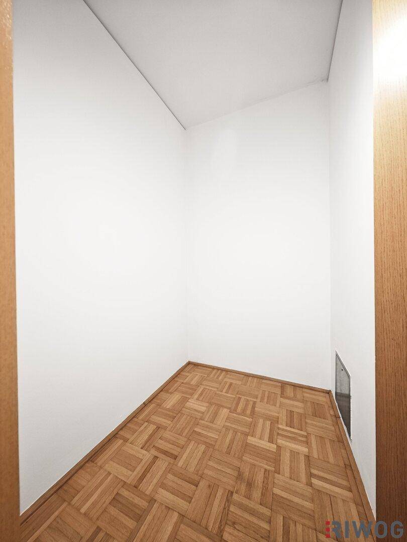 Kleiner Abstellraum mit Parkettboden, ideal für zusätzlichen Stauraum und Haushaltsgeräte.