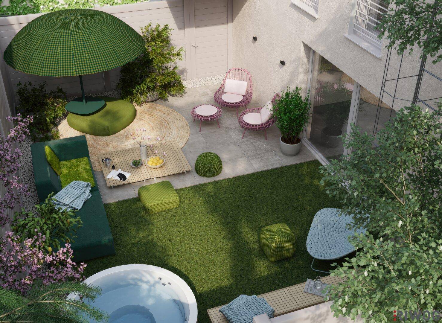 Gemütlicher Garten mit Rasenfläche, Whirlpool und farbenfrohen Sitzmöbeln unter einem Sonnenschirm.