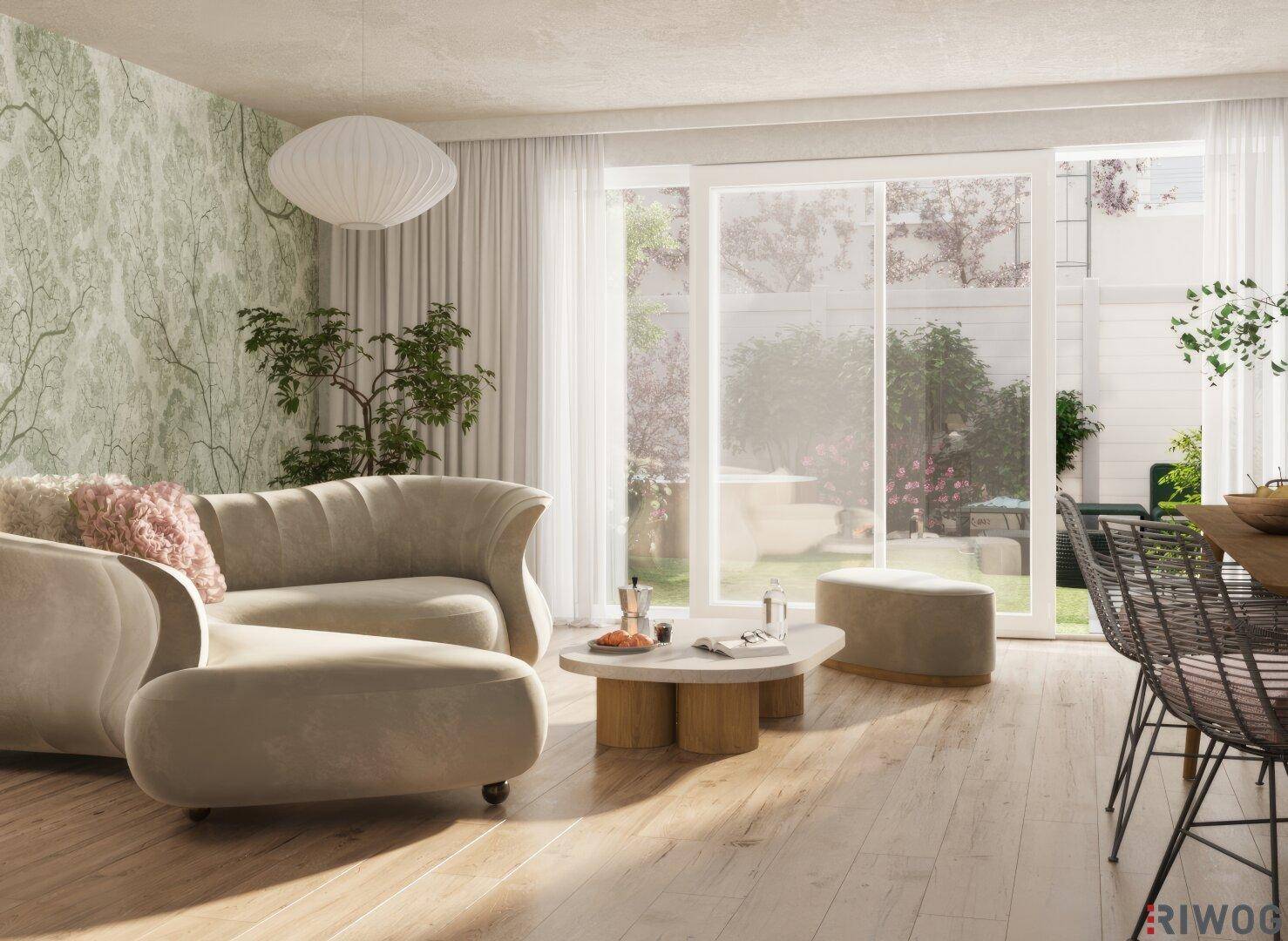 Helles Wohnzimmer mit beigem Sofa, Holzboden und großen Schiebetüren zum grünen Garten.