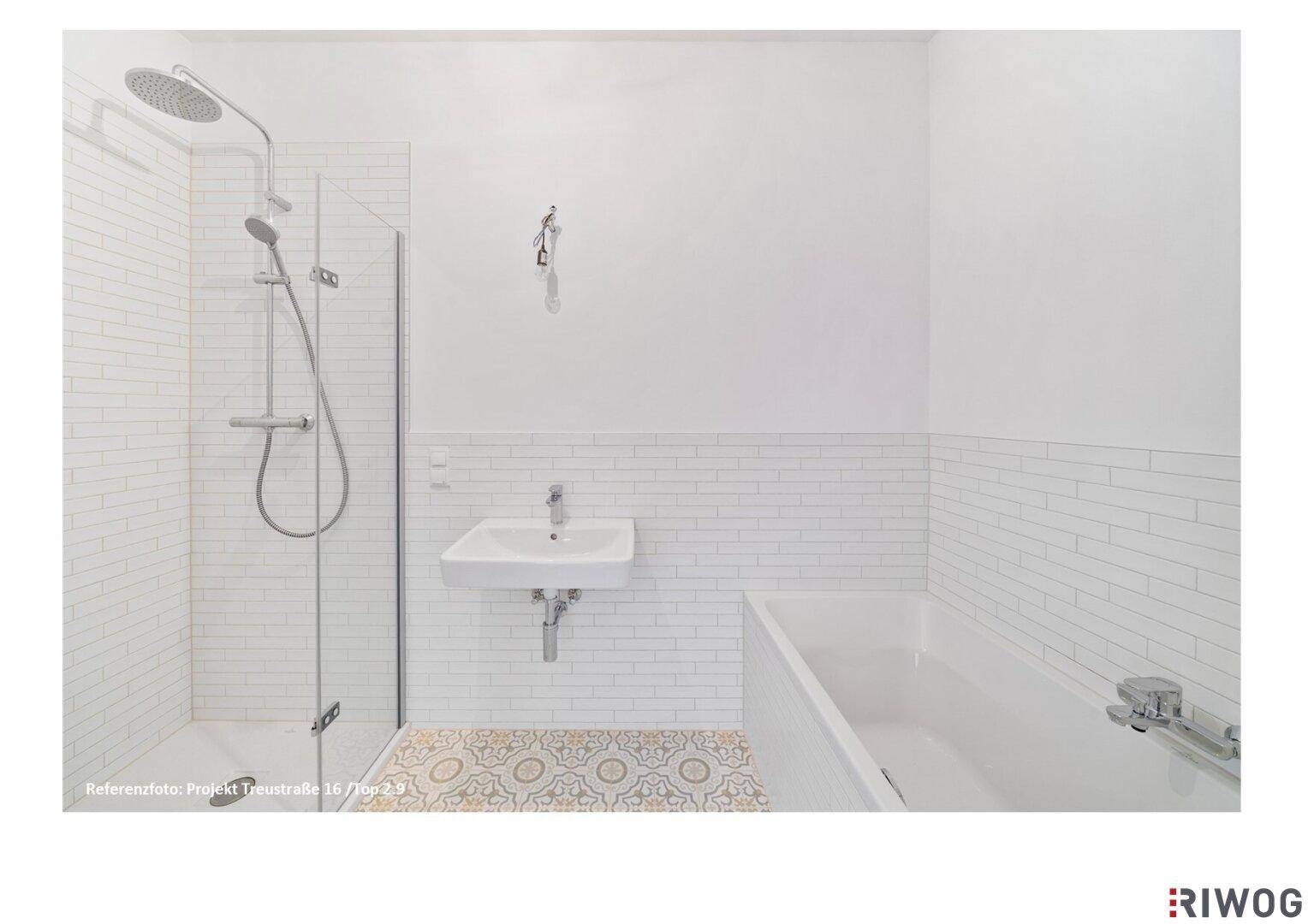 Modernes Badezimmer mit Badewanne, Dusche und gemusterten Bodenfliesen.