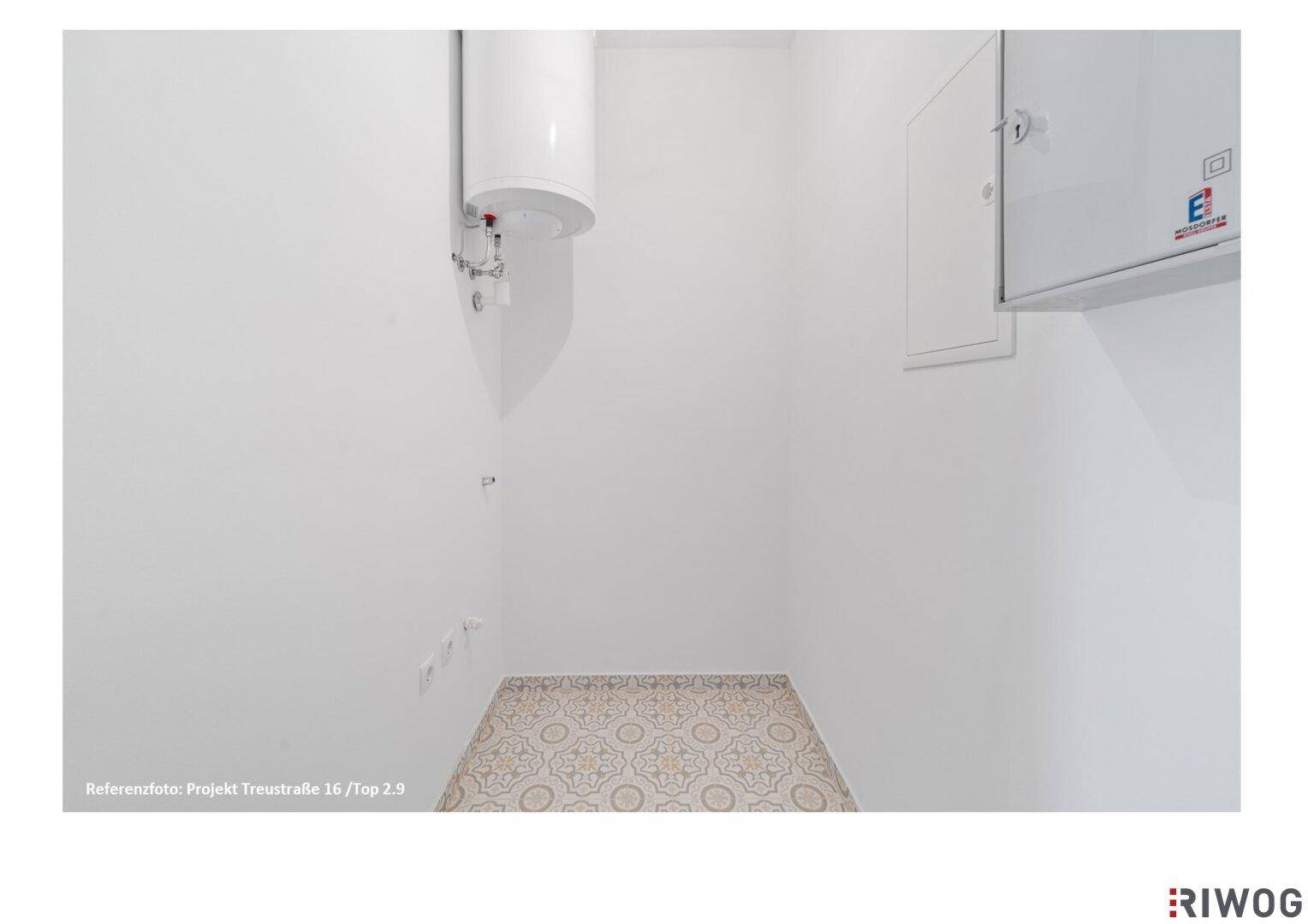 Kleiner Hauswirtschaftsraum mit Warmwasserboiler und Sicherungskasten.