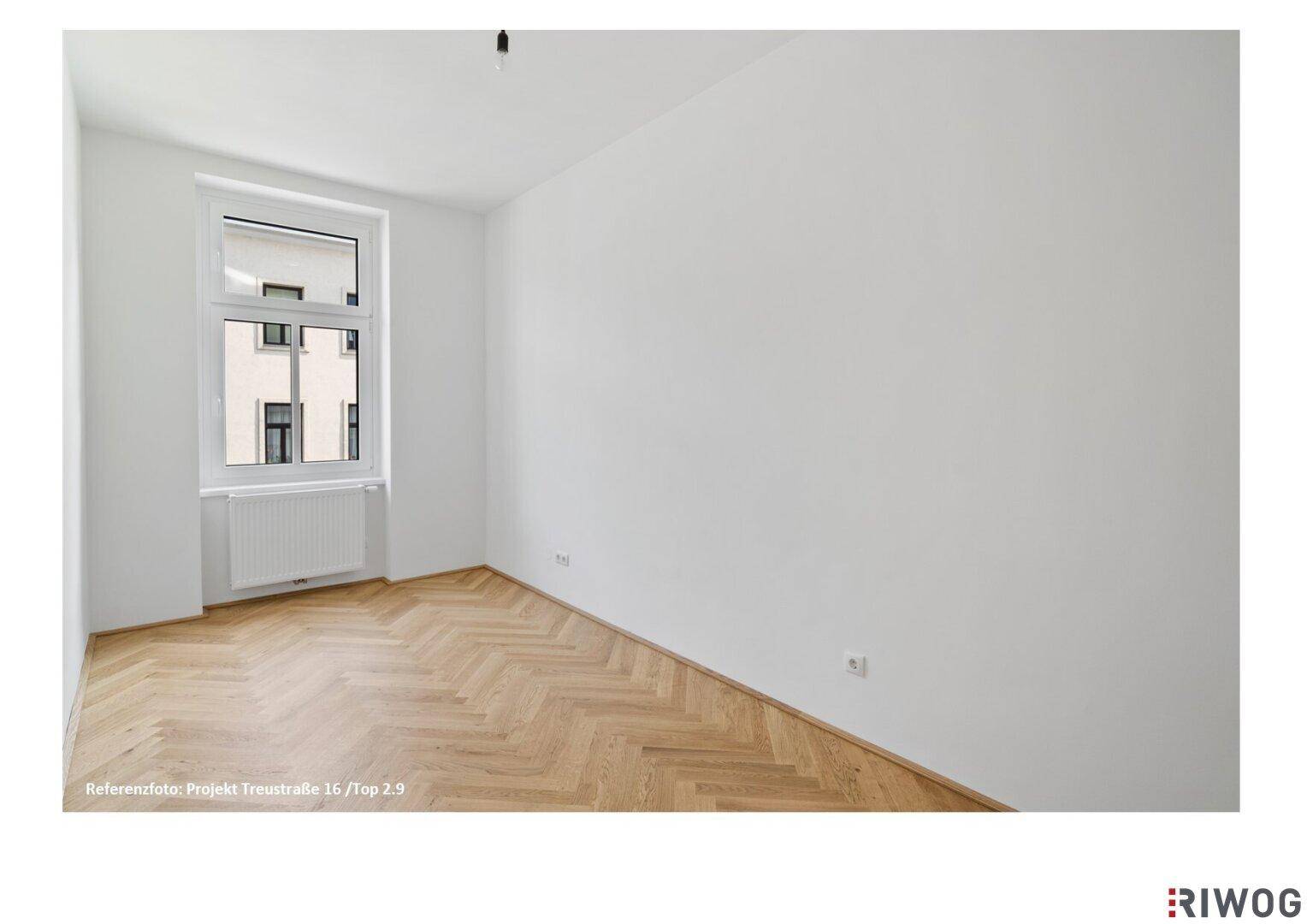 Gemütliches Schlafzimmer mit Fischgrätparkett und einem Fenster, das viel Licht hereinlässt.