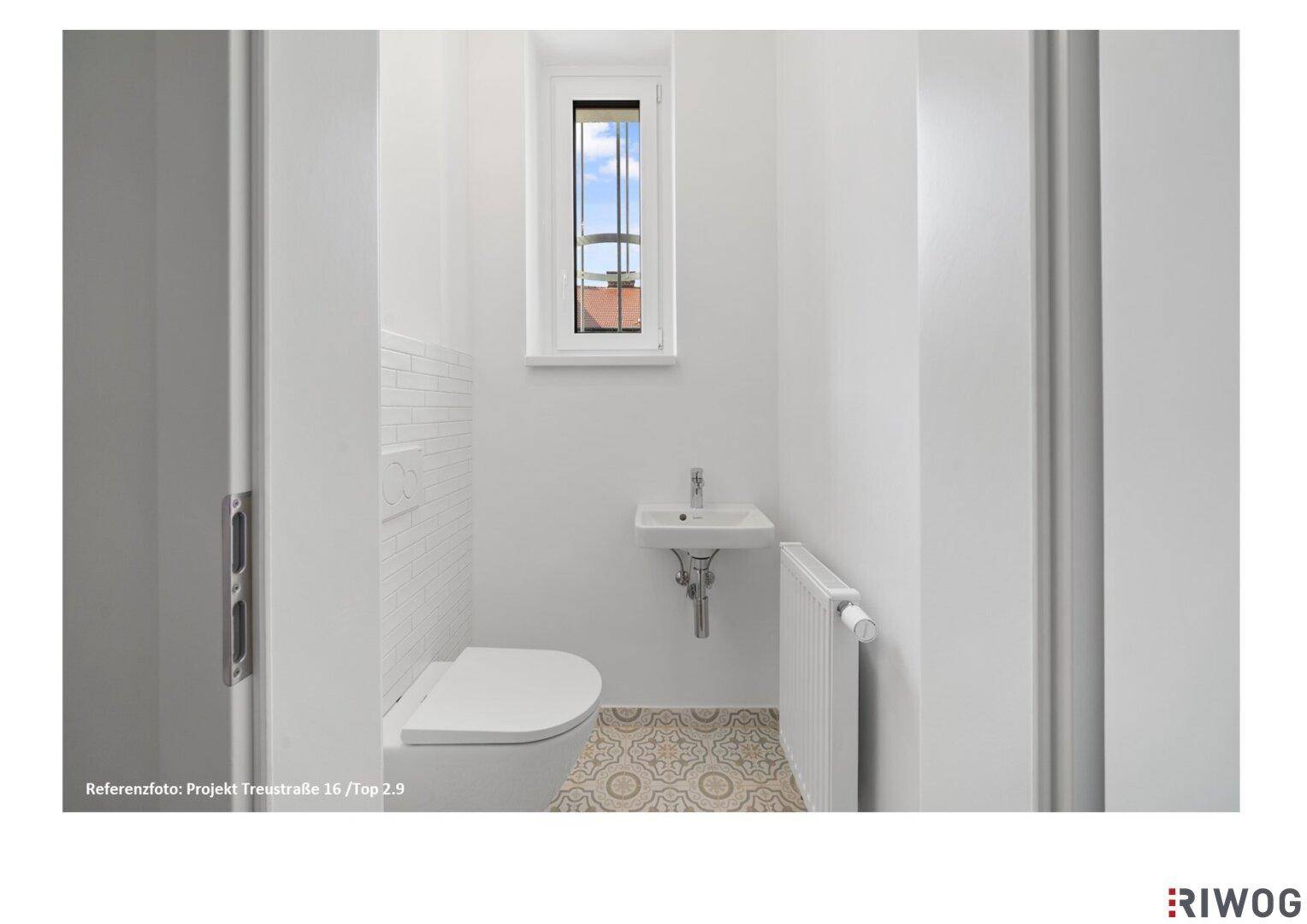 Modernes Gäste-WC mit wandhängendem WC, kleinem Waschbecken und Fenster.