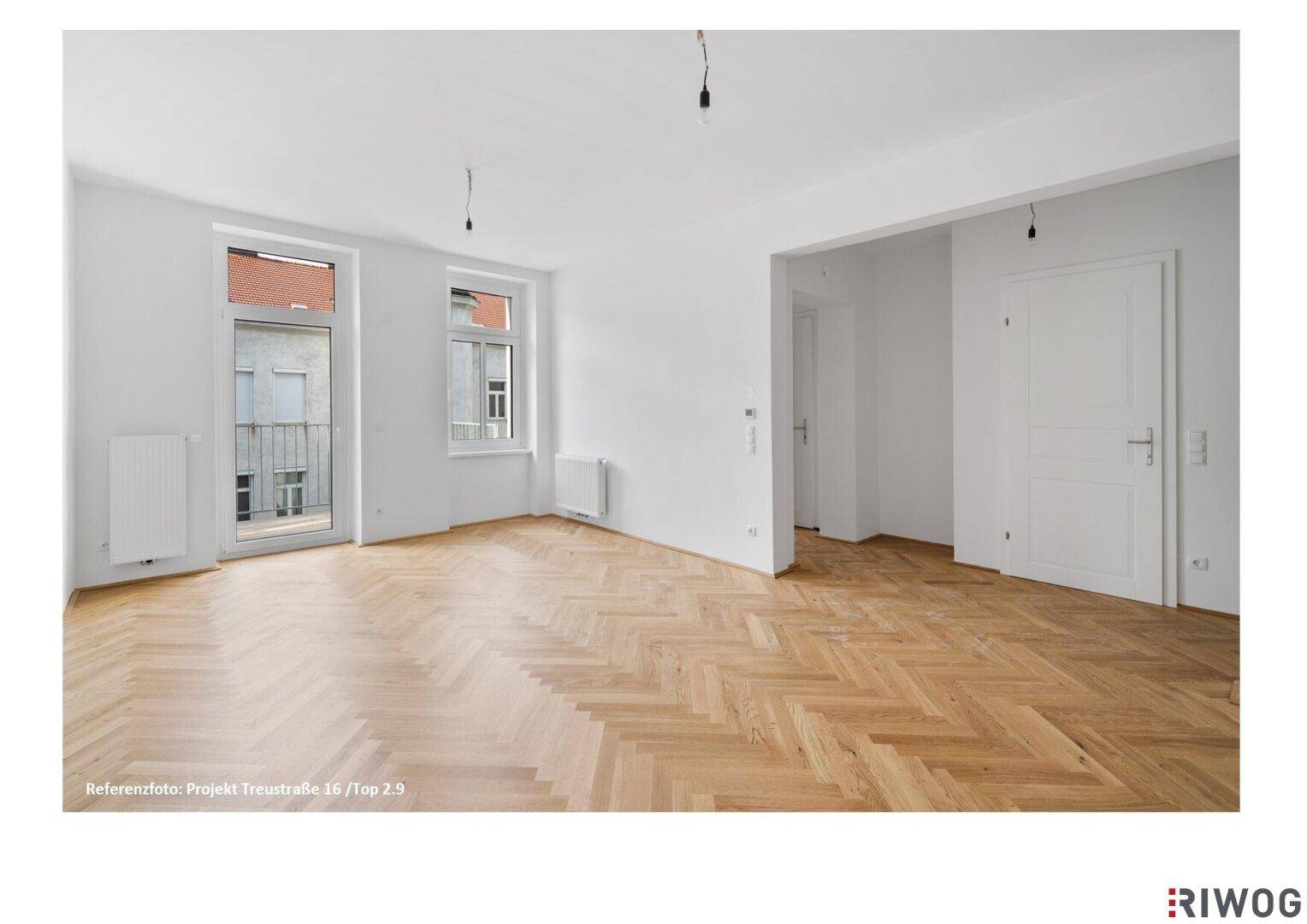 Geräumiger Wohnbereich mit Fischgrätparkett, Zugang zum Flur und französischem Balkon.
