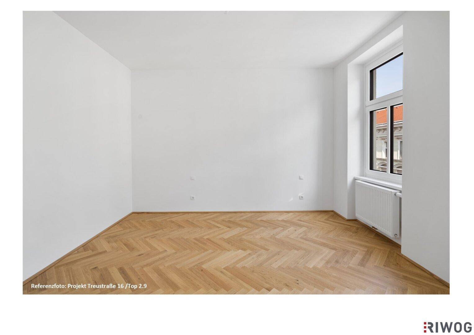 Leeres Zimmer mit Fischgrätparkett und einem großen Fenster, ideal für Wohn- oder Schlafbereich.