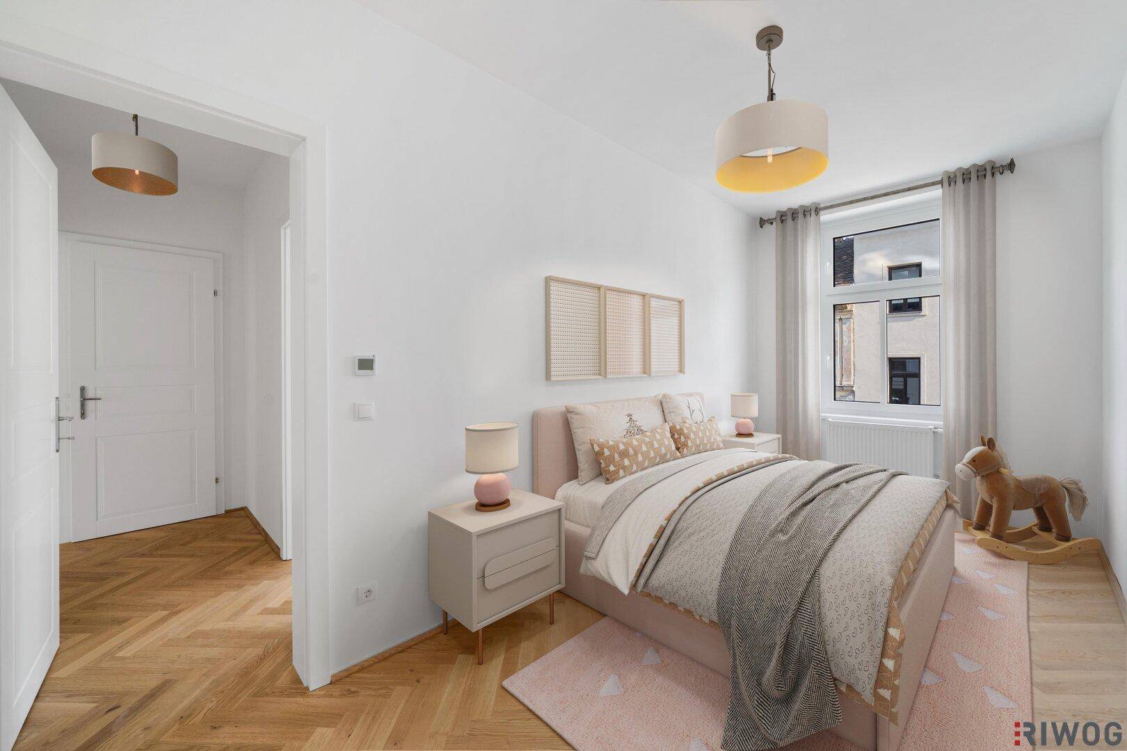Gemütliches Schlafzimmer mit hellem Fischgrätparkett, Fenster und dezenter Dekoration.