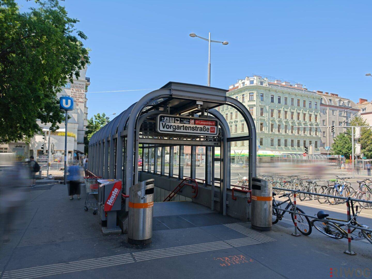 U-Bahn-Station Vorgartenstraße, ein wichtiger Verkehrsknotenpunkt in der städtischen Umgebung.