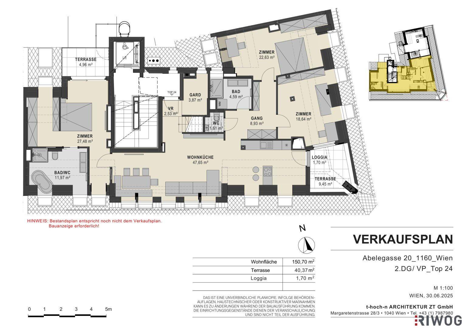 Grundriss der unteren Ebene eines Penthouses mit Wohnküche, drei Zimmern, zwei Bädern und Terrassen.