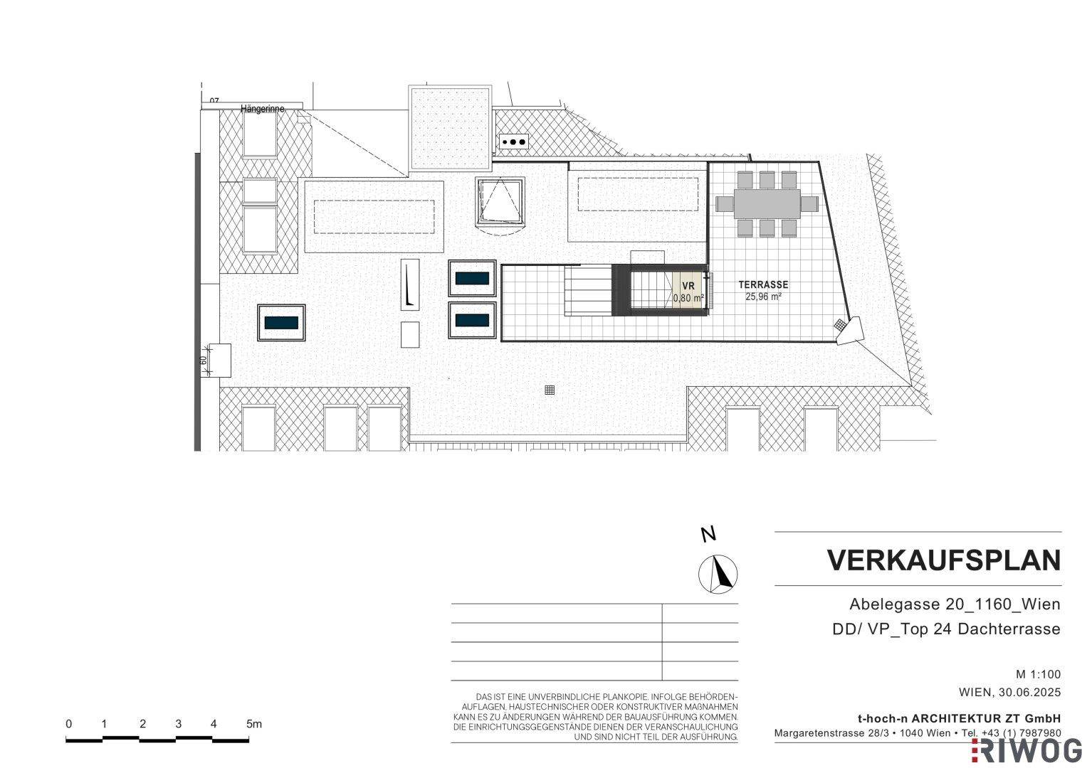Grundriss der oberen Ebene eines Penthouses mit großer Dachterrasse und Außentreppe.