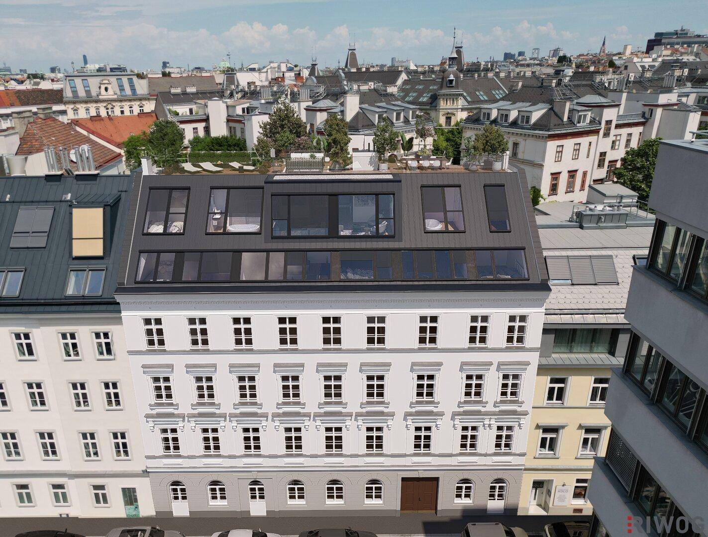 Historische Fassade mit modernem Dachausbau und vielen Fenstern in einer belebten Stadtansicht.