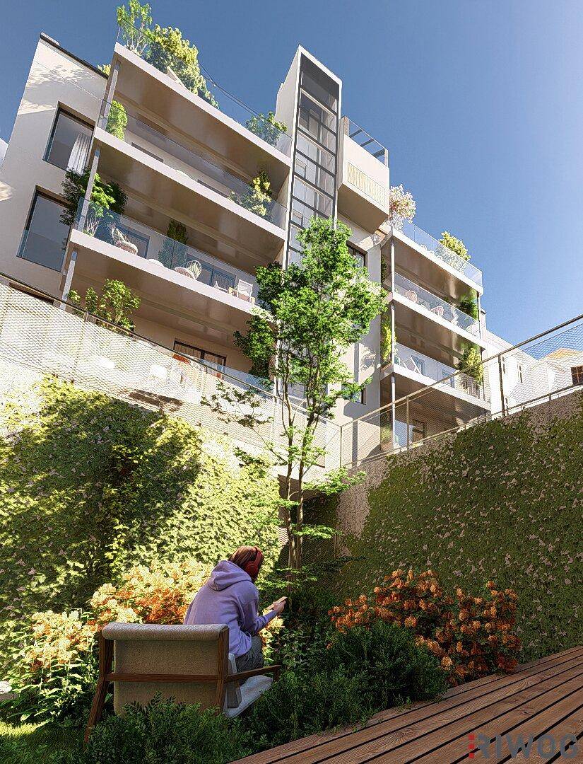 Ruhiger Gartenbereich mit Holzterrasse und üppiger Bepflanzung, ideal zum Entspannen im Freien.