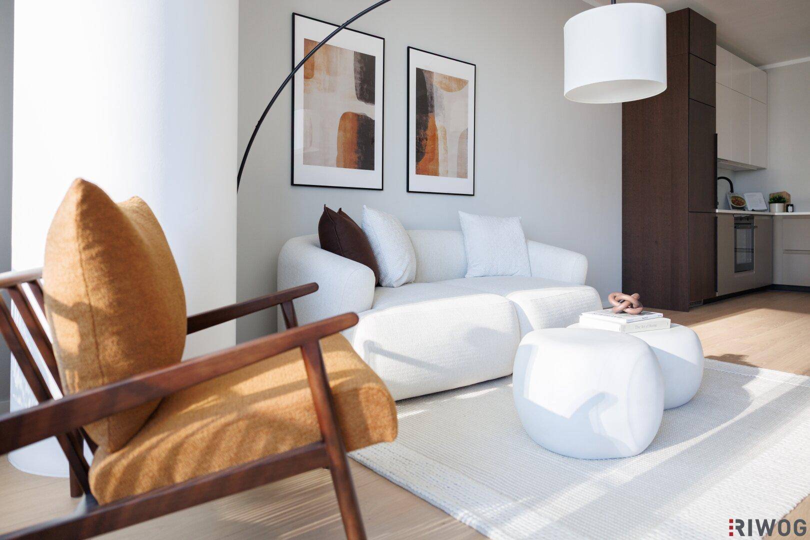 Gemütlicher Wohnbereich mit modernem Sofa, Sessel und Kunstwerken an der Wand.