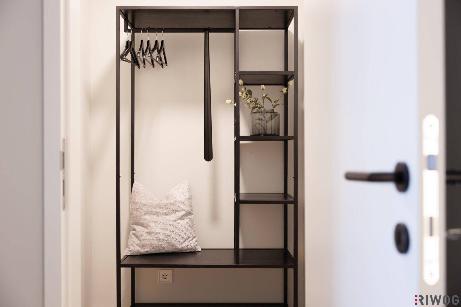 Moderner Flur mit offener Garderobe und Ablageflächen, praktisch und stilvoll gestaltet.