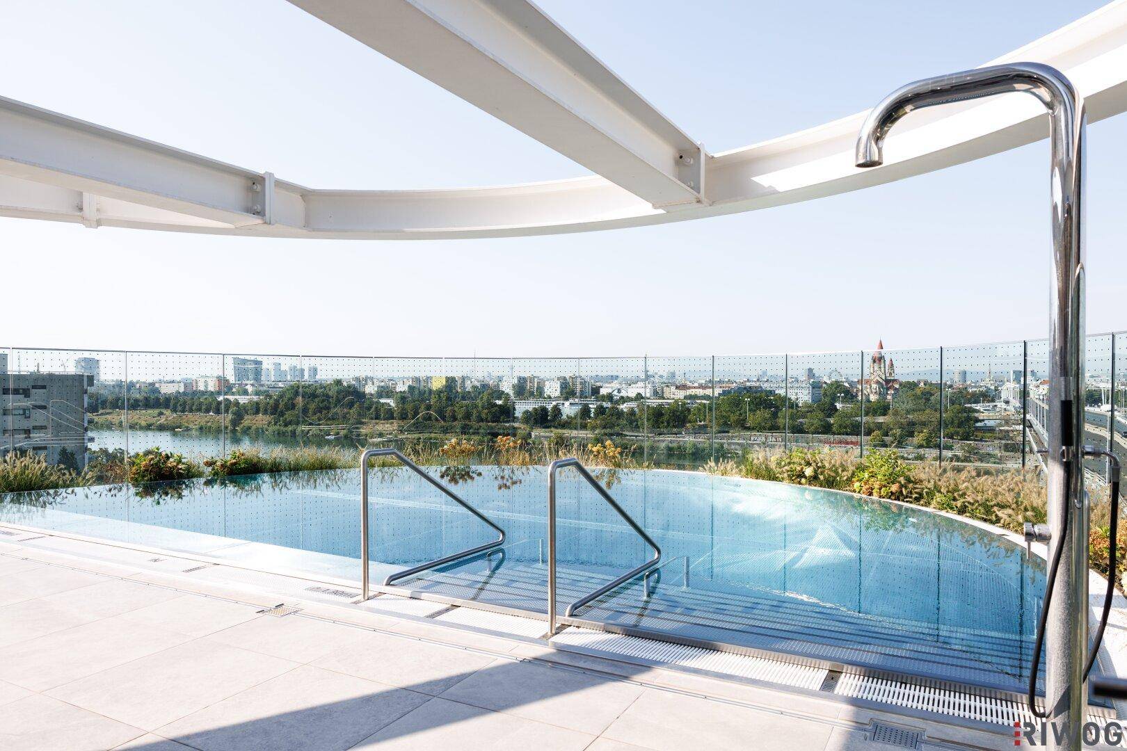 Atemberaubender Infinity-Pool auf dem Dach mit Panoramablick auf die Stadt und den See.