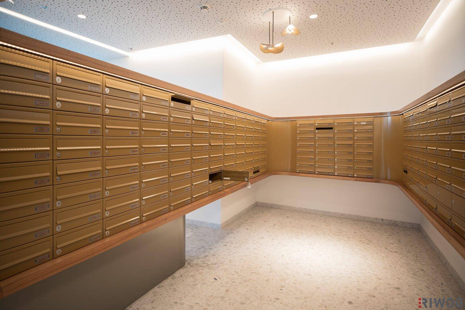 Detailansicht der modernen Postfachanlage in der eleganten Eingangshalle des Gebäudes.