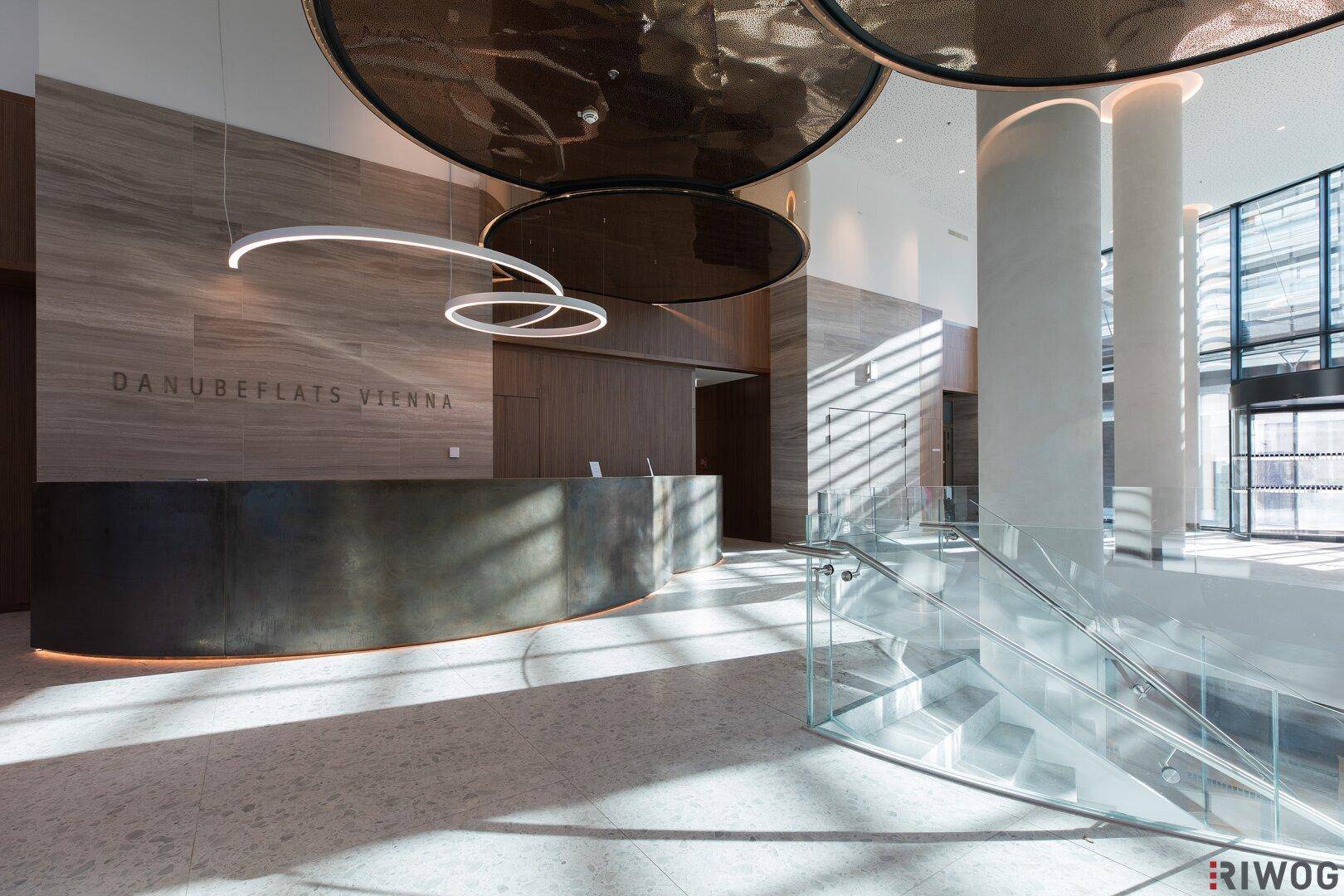 Geräumige und lichtdurchflutete Lobby mit moderner Architektur und stilvoller Inneneinrichtung.