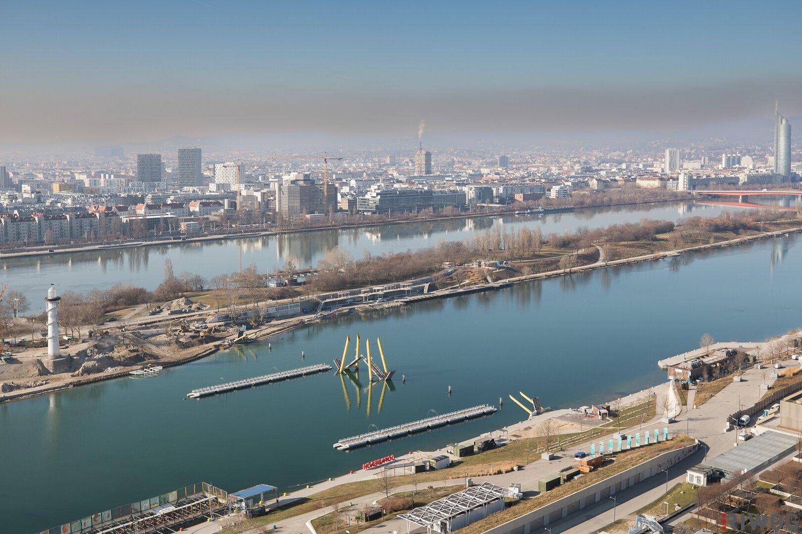 Panoramablick über die Stadt und den Fluss mit modernen Gebäuden und Infrastruktur.
