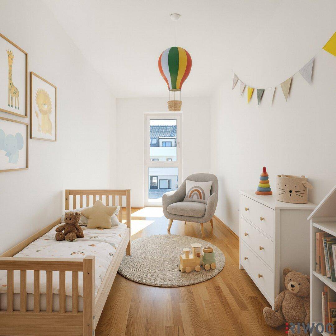 Freundliches Kinderzimmer mit Holzbett, Spielzeug und einem Fenster für natürliches Licht.
