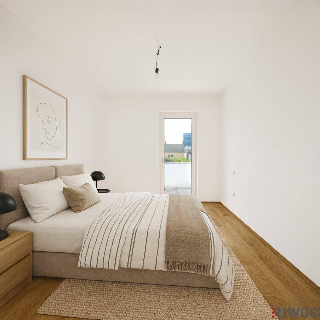 Helles Schlafzimmer mit Doppelbett, Holzboden und direktem Zugang zu einem Außenbereich.