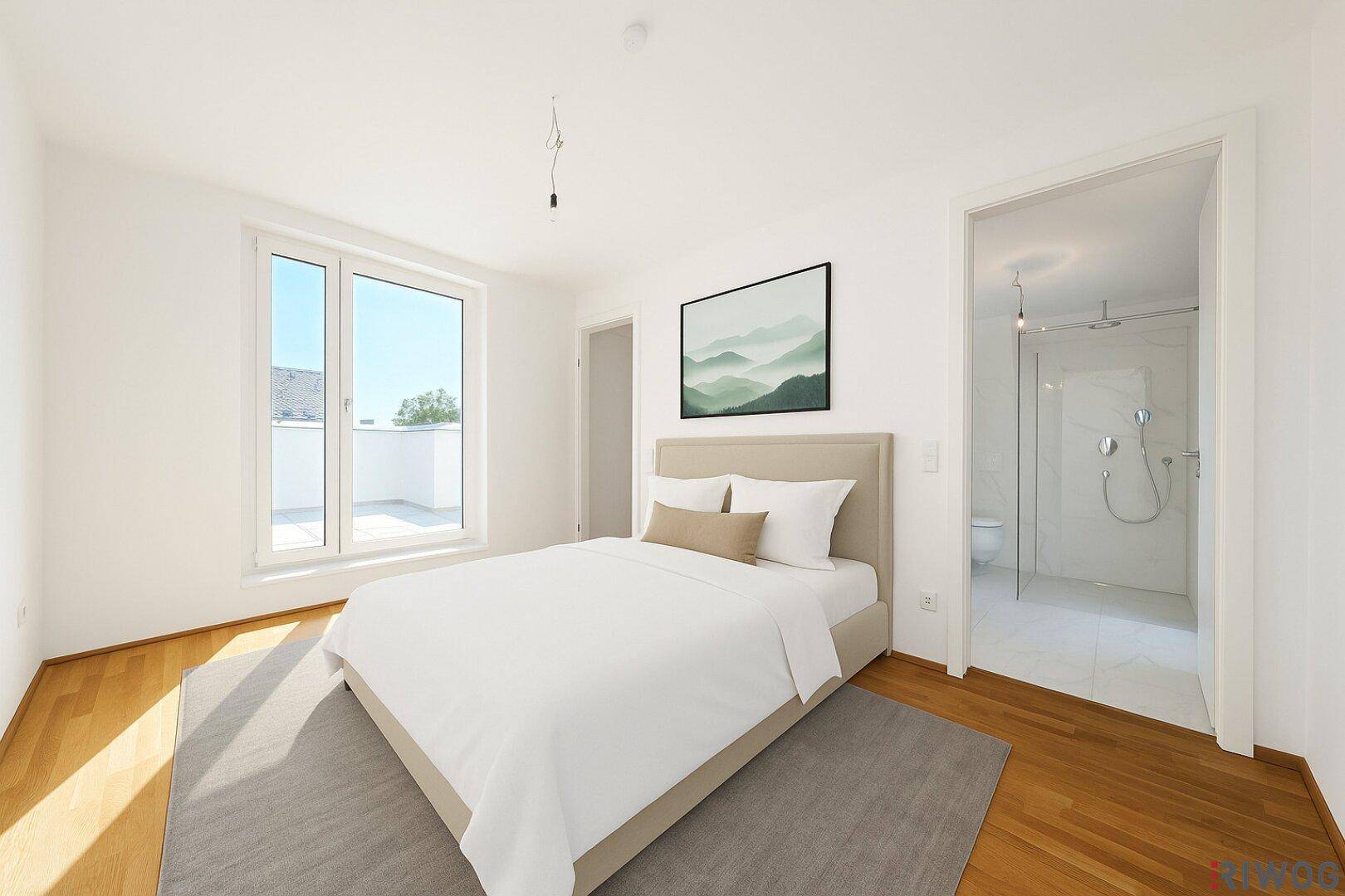 Geräumiges Schlafzimmer mit großem Fenster, Holzboden und direktem Zugang zu einem modernen Bad.