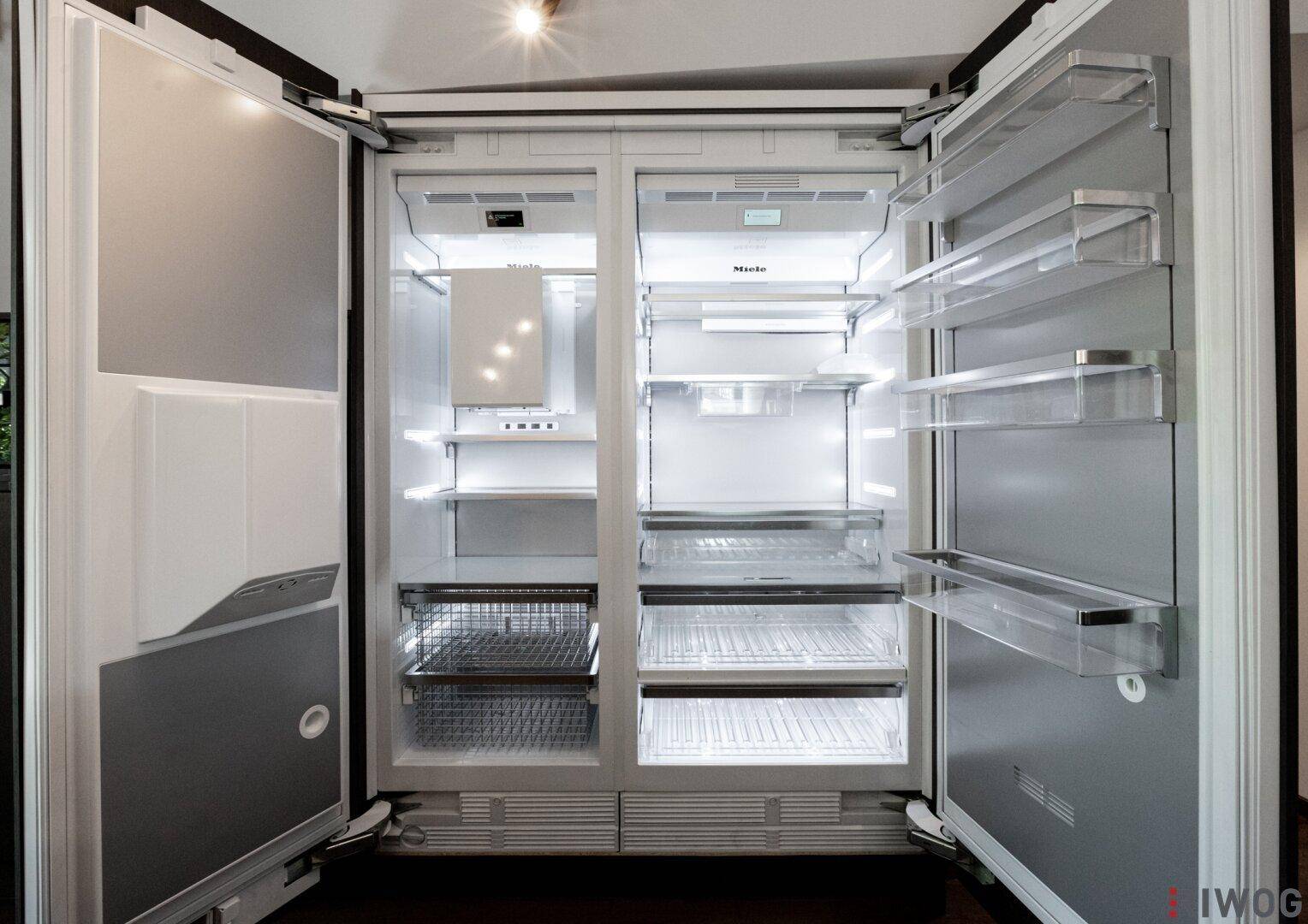 Großer, offener Kühlschrank und Gefrierschrank der Marke Miele mit viel Stauraum.