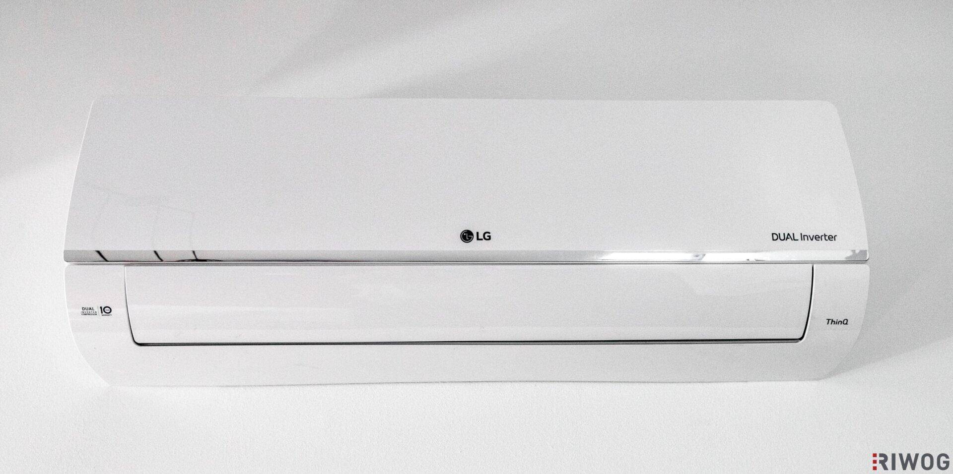 Moderne LG Dual Inverter Klimaanlage für effiziente Kühlung und Heizung.