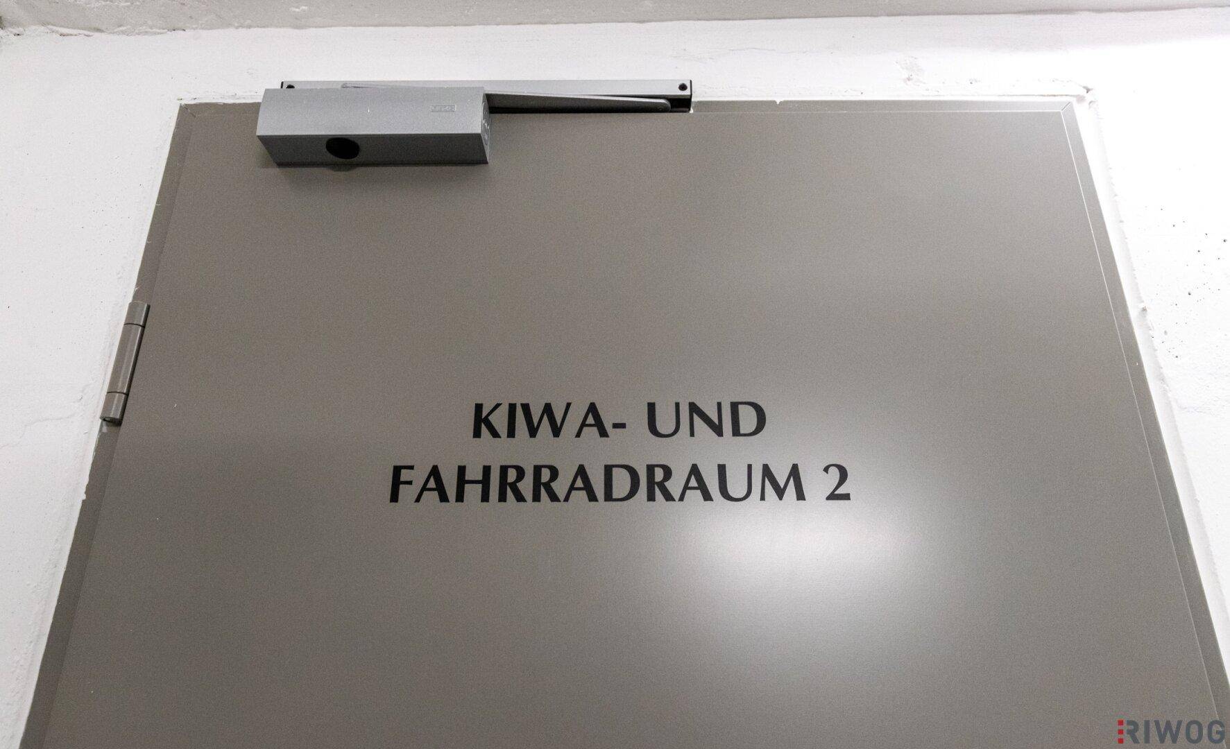 Türbeschriftung 'KIWA- UND FAHRRADRAUM 2' weist auf einen Abstellraum hin.