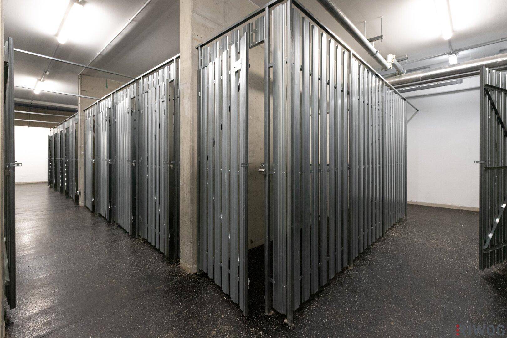 Reihe von Metall-Abteilen im Keller, die als private Lagerräume dienen.