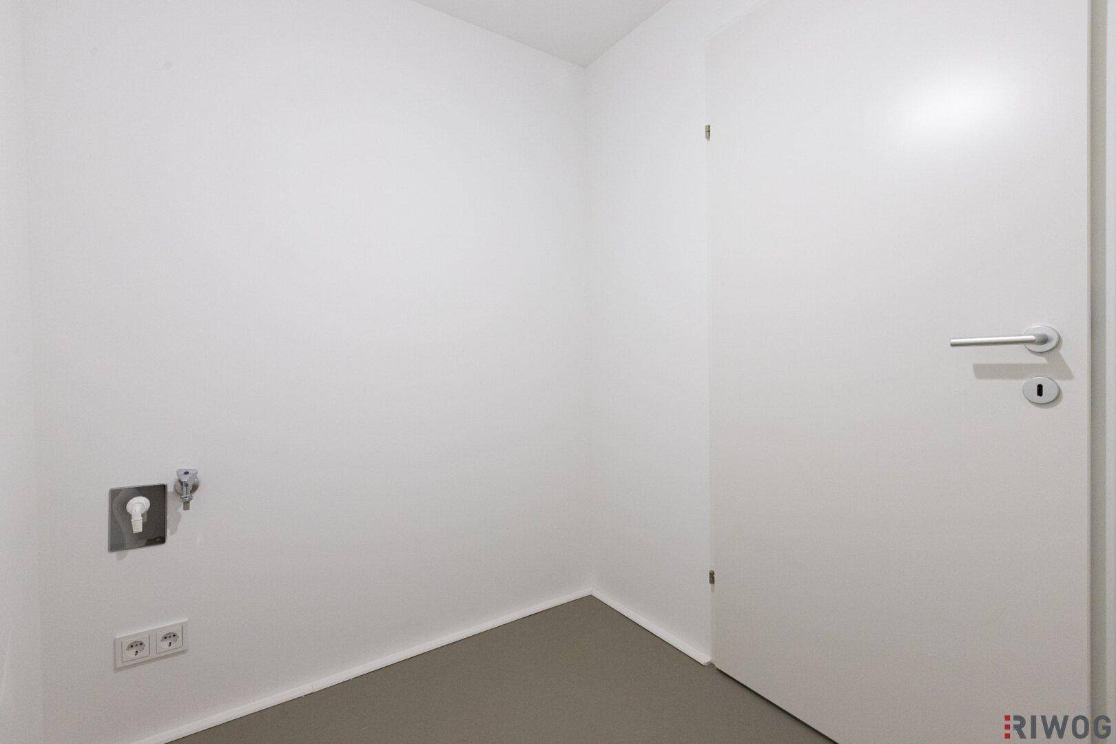 Kleiner Raum mit Anschlüssen für Waschmaschine, ideal als Hauswirtschaftsraum.