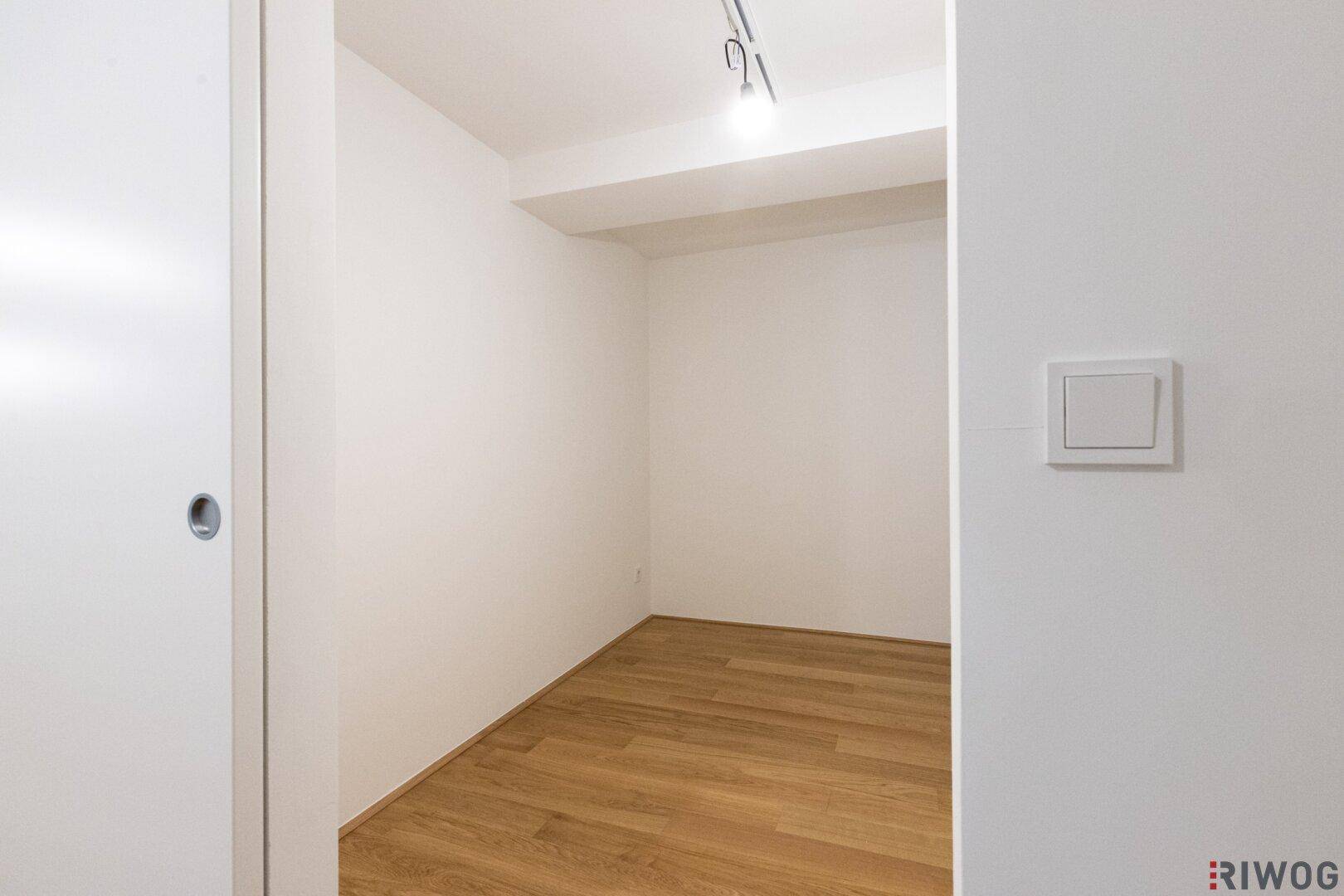 Kleiner, heller Raum mit Holzboden, ideal als Abstellraum oder Ankleidezimmer.