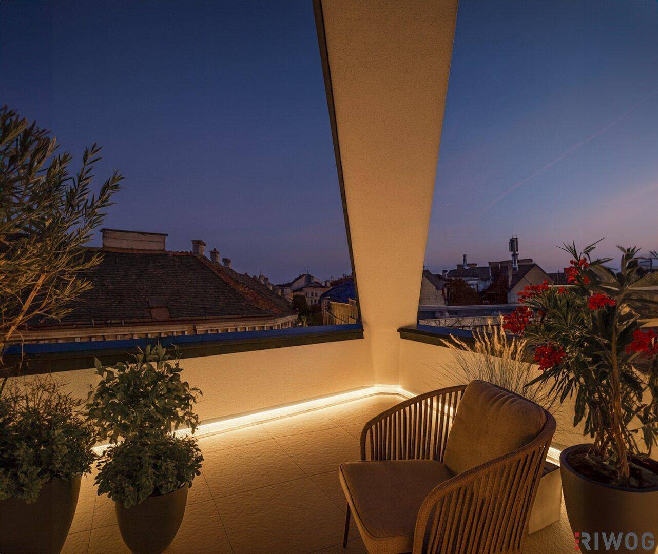 Gemütliche Dachterrasse am Abend mit stimmungsvoller Beleuchtung, Pflanzen und weitem Stadtblick.
