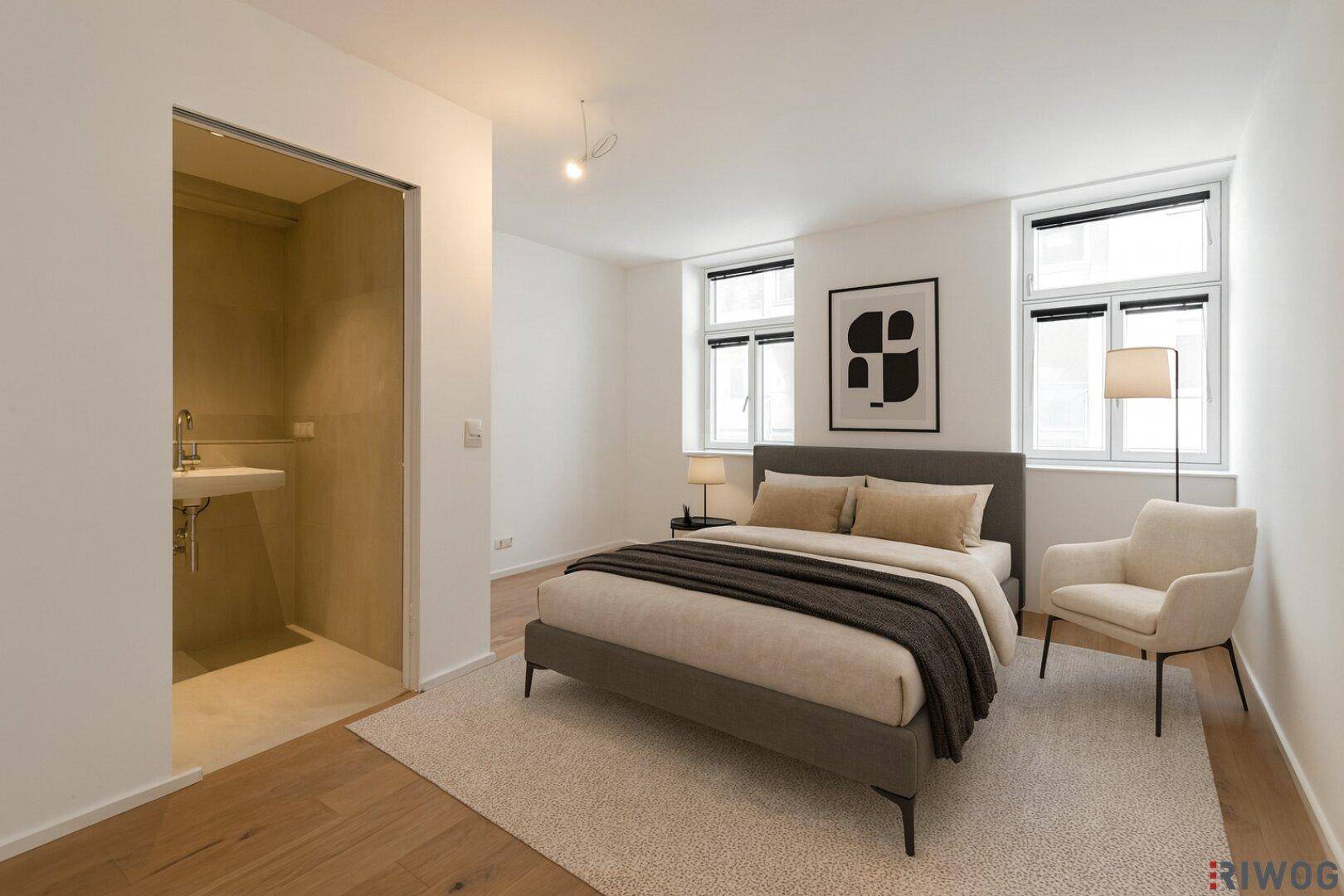Modernes Schlafzimmer mit Holzboden, großen Fenstern und offenem Zugang zu einem Waschbereich.