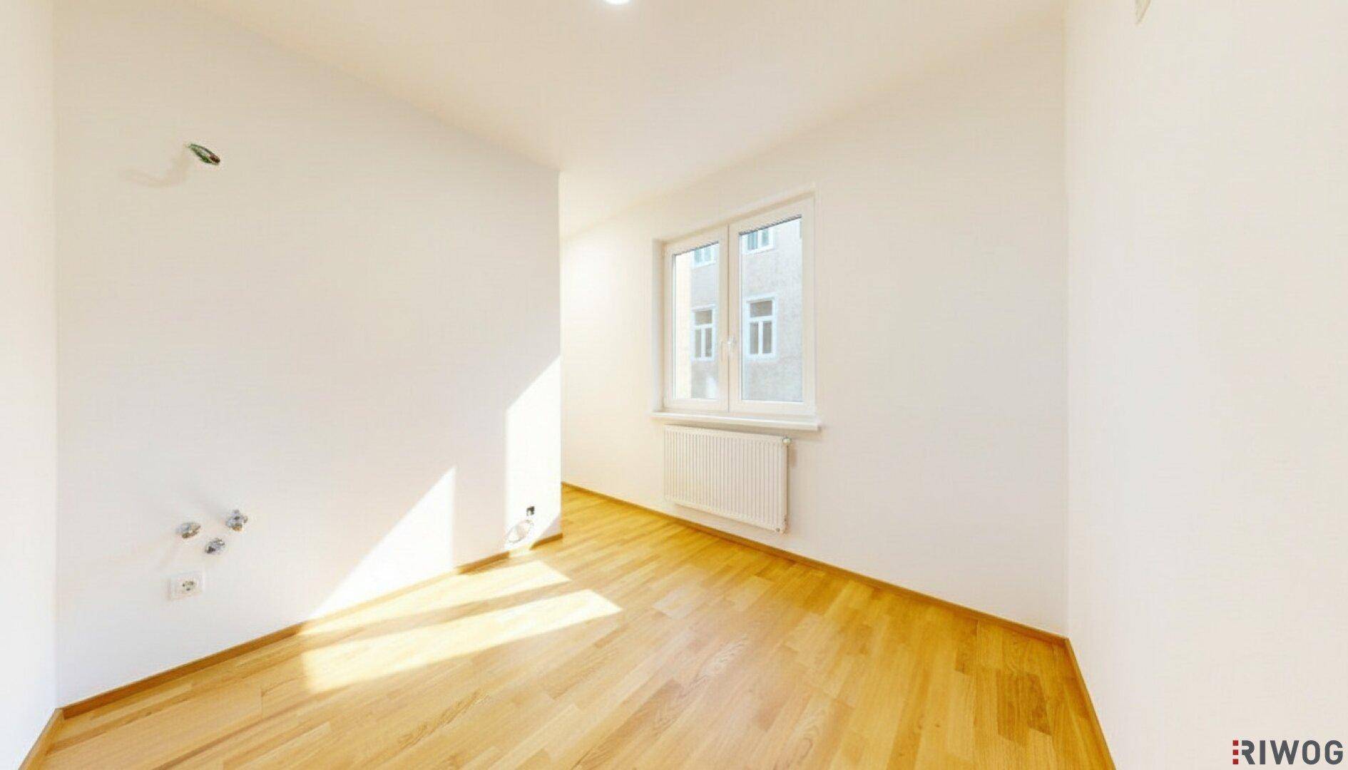 Küche mit Speisekammer