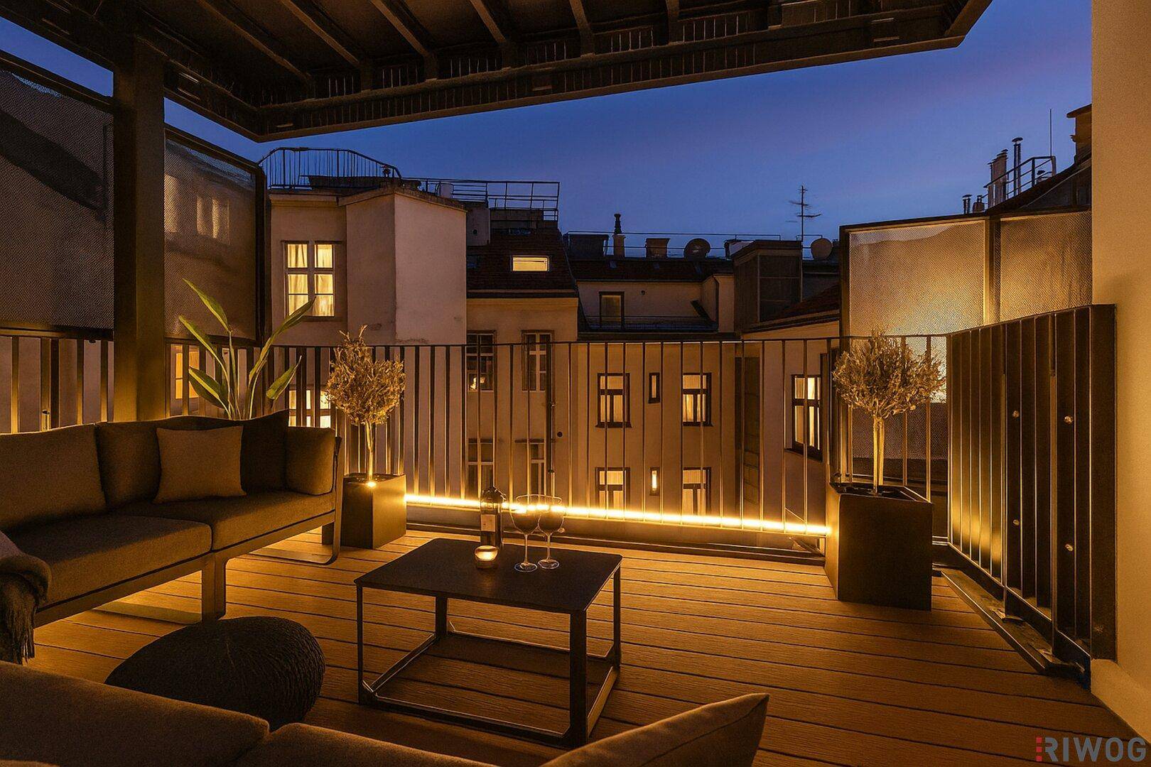 Gemütliche Terrasse am Abend mit stimmungsvoller Beleuchtung und bequemen Sitzgelegenheiten.
