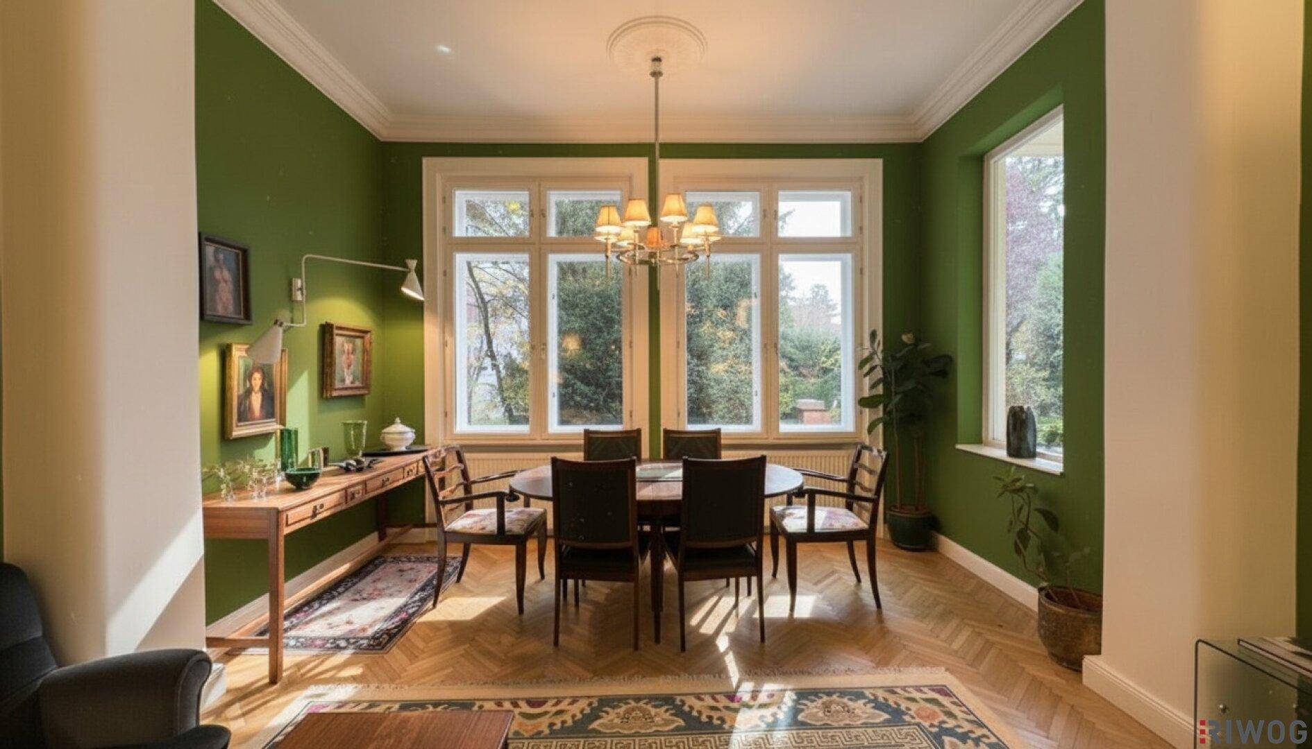 Eleganter Essbereich mit großem Fenster, Parkettboden und klassischem Kronleuchter.