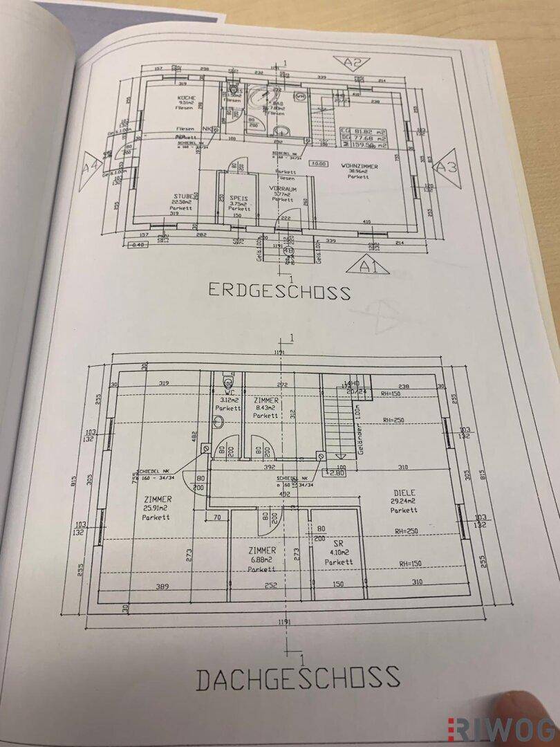 Detaillierter Grundriss des Erdgeschosses und Dachgeschosses mit Raumaufteilung und Maßen.