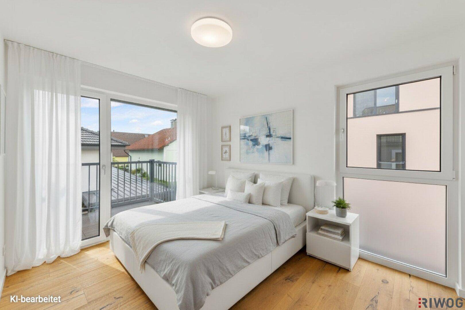 Helles Schlafzimmer mit Doppelbett, Holzboden und direktem Zugang zum Balkon.