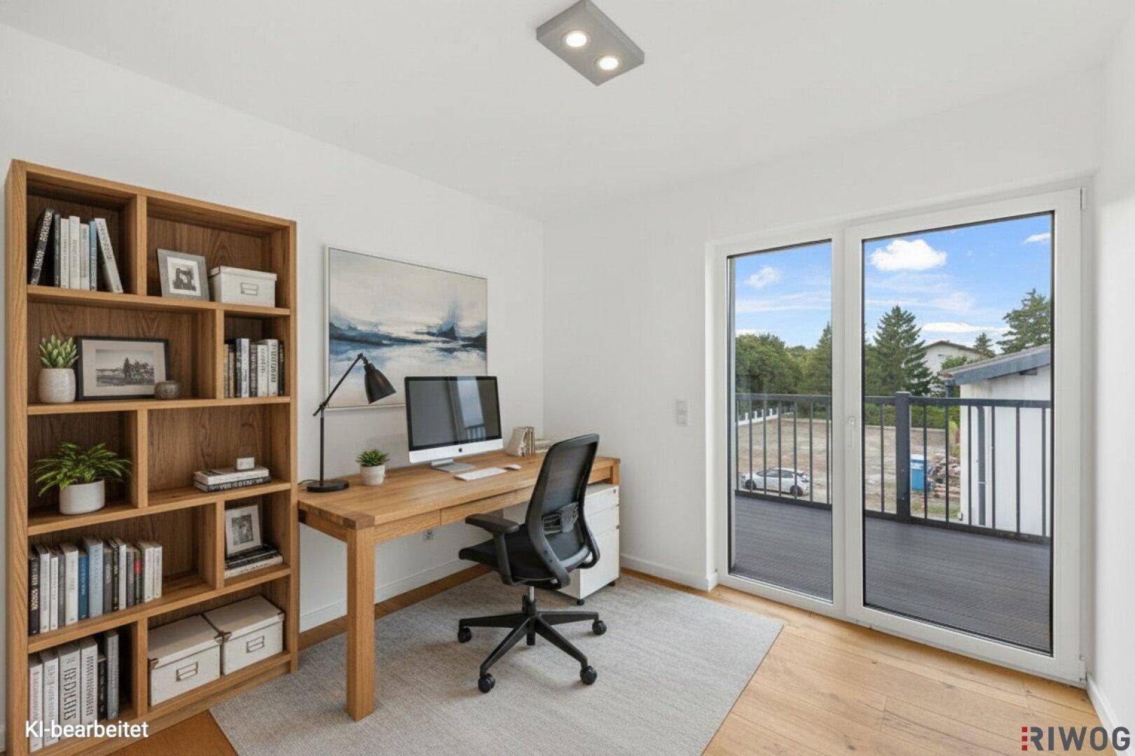 Helles Arbeitszimmer mit Holzboden, Bücherregal und direktem Balkonzugang.