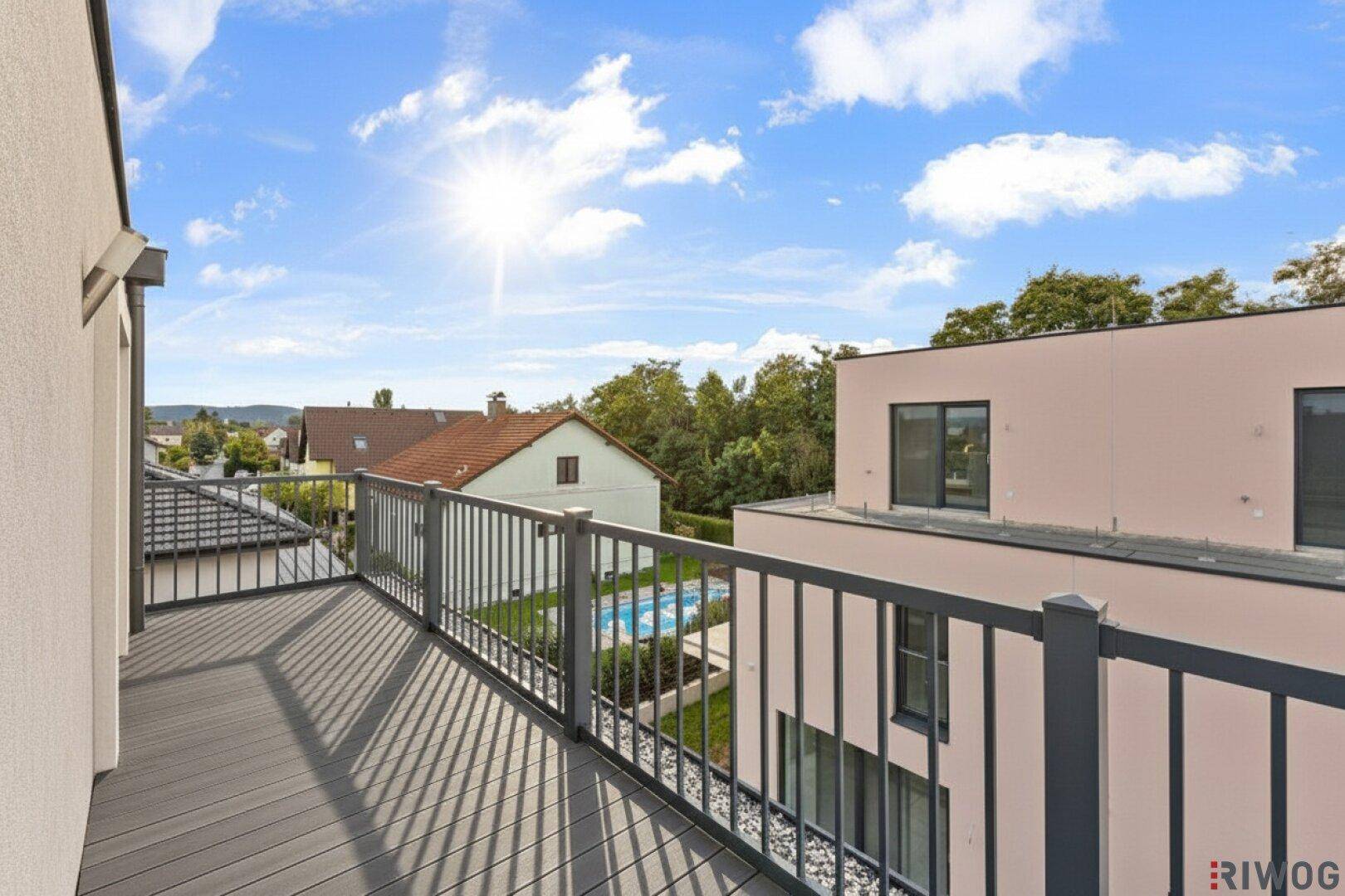 Dachterrasse mit weitem Blick über die Nachbarschaft und einen sichtbaren Poolbereich.